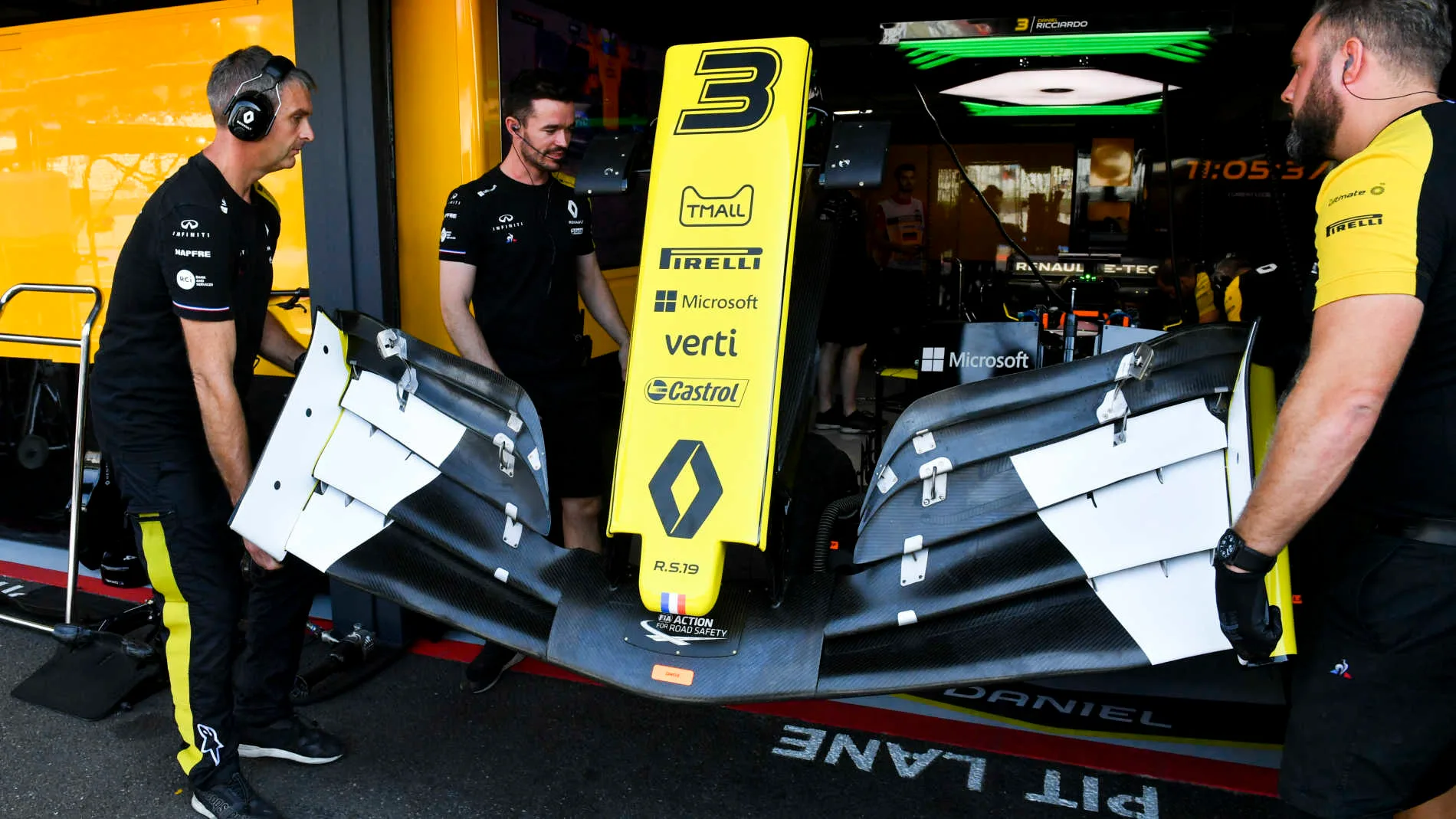 HOCKENHEIMRING, GERMANY - JULY 26: Mechanics with a front wing for Daniel Ricciardo, Renault R.S.19