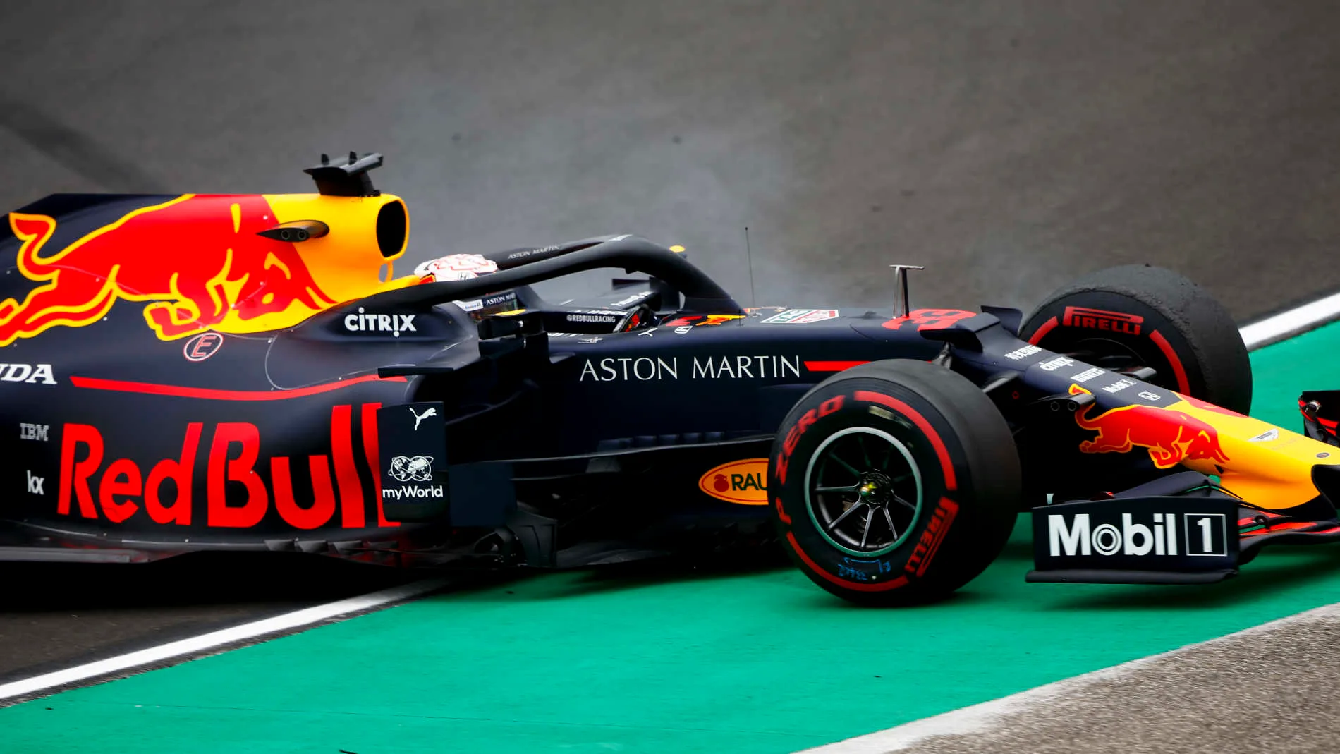 HUNGARORING, HUNGARY - AUGUST 02: Max Verstappen, Red Bull Racing RB15 spins during the Hungarian GP at Hungaroring on August 02, 2019 in Hungaroring, Hungary. (Photo by Andy Hone / LAT Images)