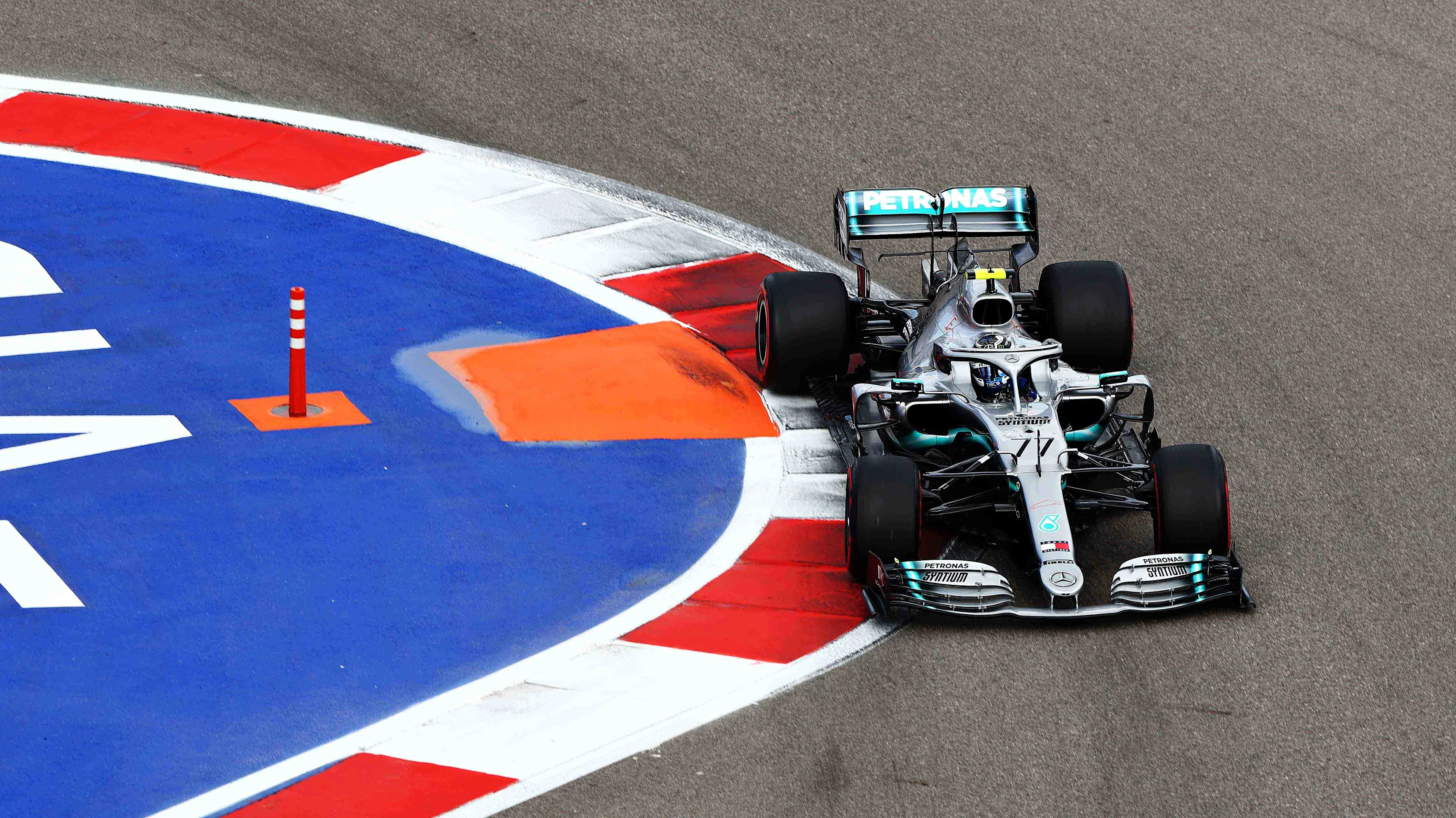 SOCHI, RUSSIA - SEPTEMBER 28: Valtteri Bottas driving the (77) Mercedes AMG Petronas F1 Team Mercedes W10 on track during final practice for the F1 Grand Prix of Russia at Sochi Autodrom on September 28, 2019 in Sochi, Russia. (Photo by Mark Thompson/Getty Images)