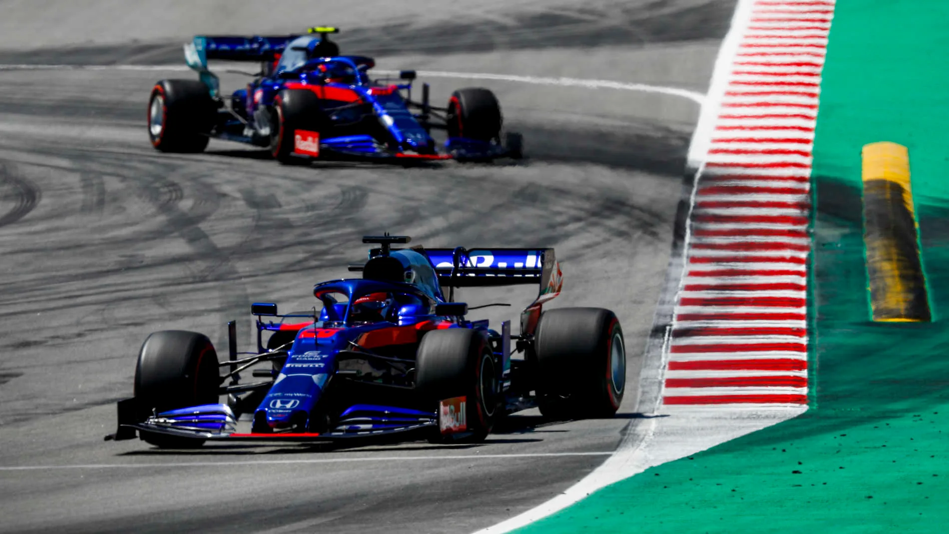 CIRCUIT DE BARCELONA-CATALUNYA, SPAIN - MAY 12: Daniil Kvyat, Toro Rosso STR14 leads Alexander Albon, Toro Rosso STR14 during the Spanish GP at Circuit de Barcelona-Catalunya on May 12, 2019 in Circuit de Barcelona-Catalunya, Spain. (Photo by Glenn Dunbar / LAT Images)