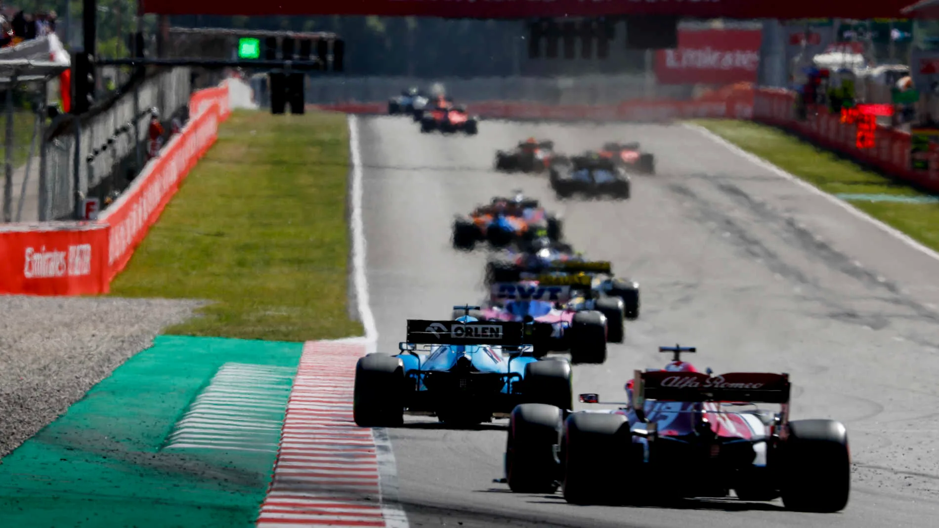 CIRCUIT DE BARCELONA-CATALUNYA, SPAIN - MAY 12: George Russell, Williams Racing FW42, leads Kimi