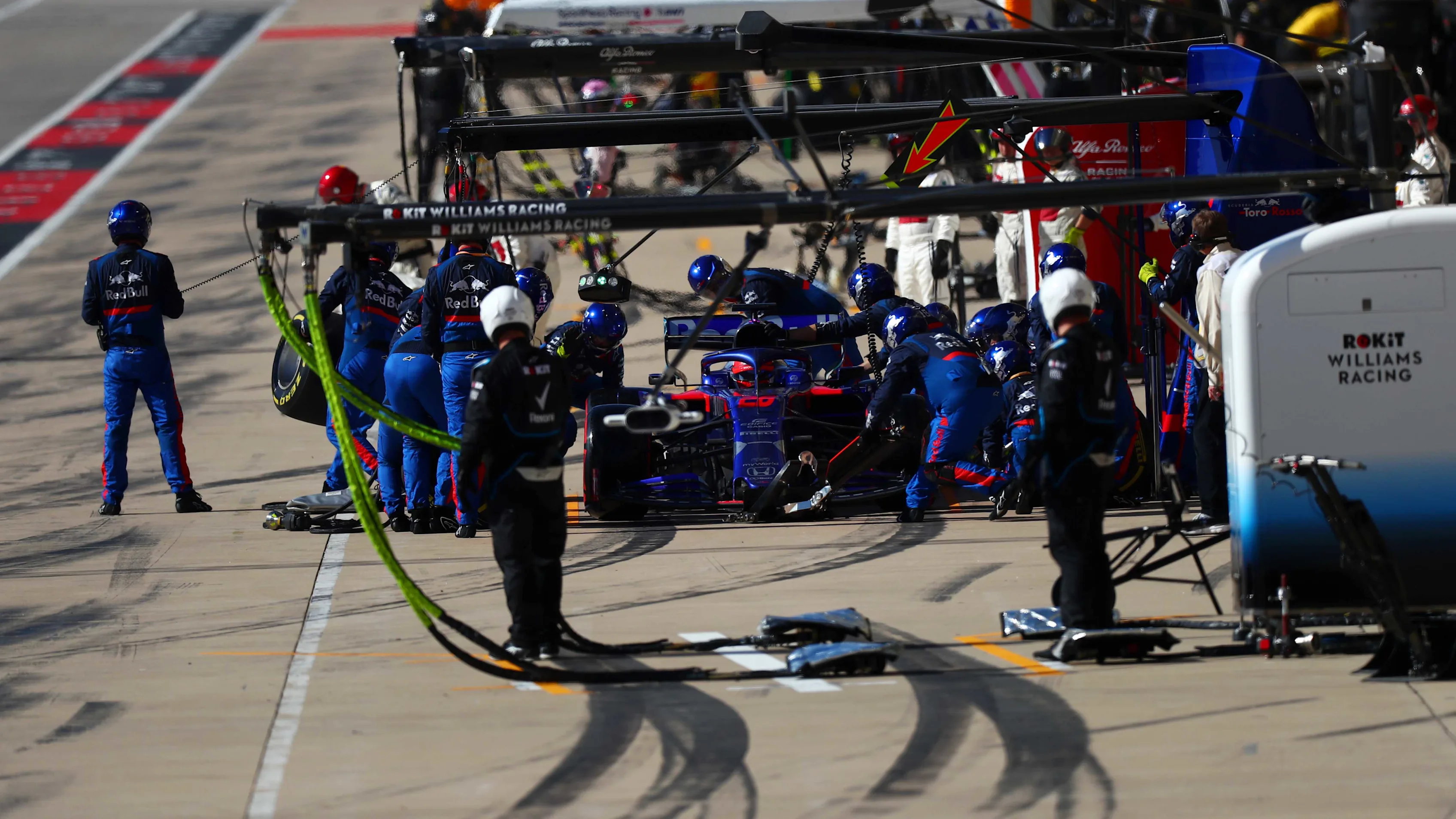 AUSTIN, TEXAS - NOVEMBER 03: Daniil Kvyat driving the (26) Scuderia Toro Rosso STR14 Honda makes a