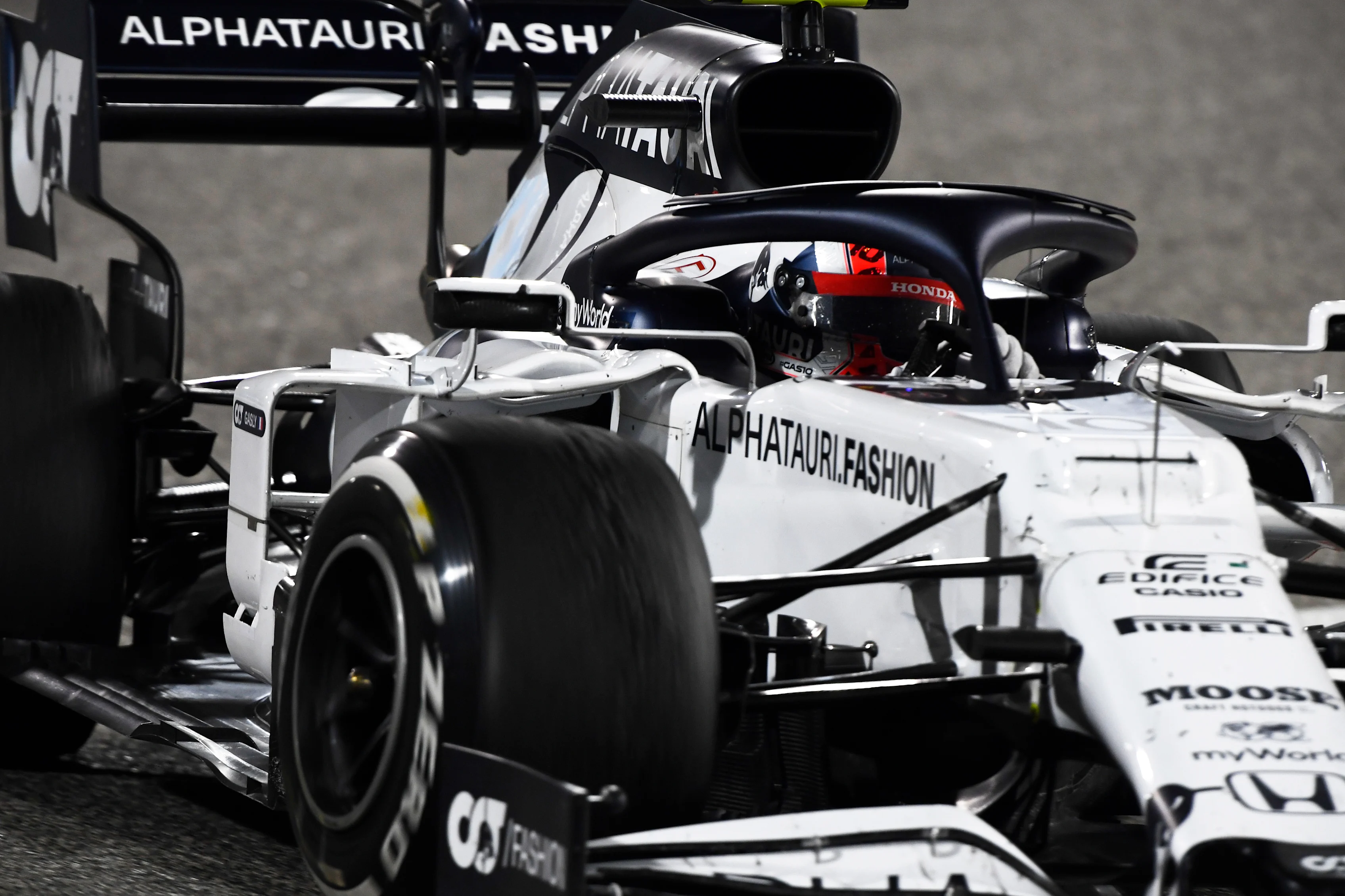 BAHRAIN, BAHRAIN - NOVEMBER 29: Pierre Gasly of France driving the (10) Scuderia AlphaTauri AT01