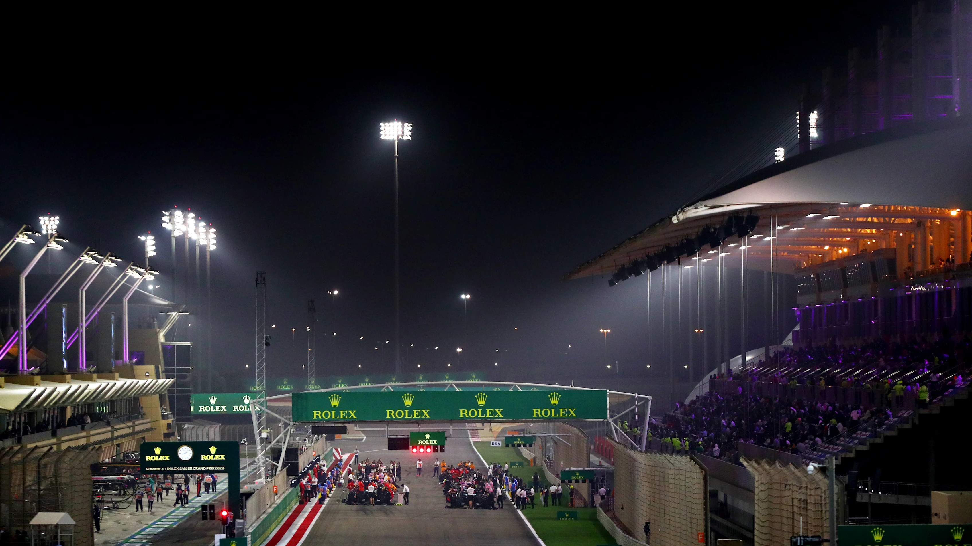 BAHRAIN, BAHRAIN - DECEMBER 06: A general view of the grid as teams and drivers prepare to race