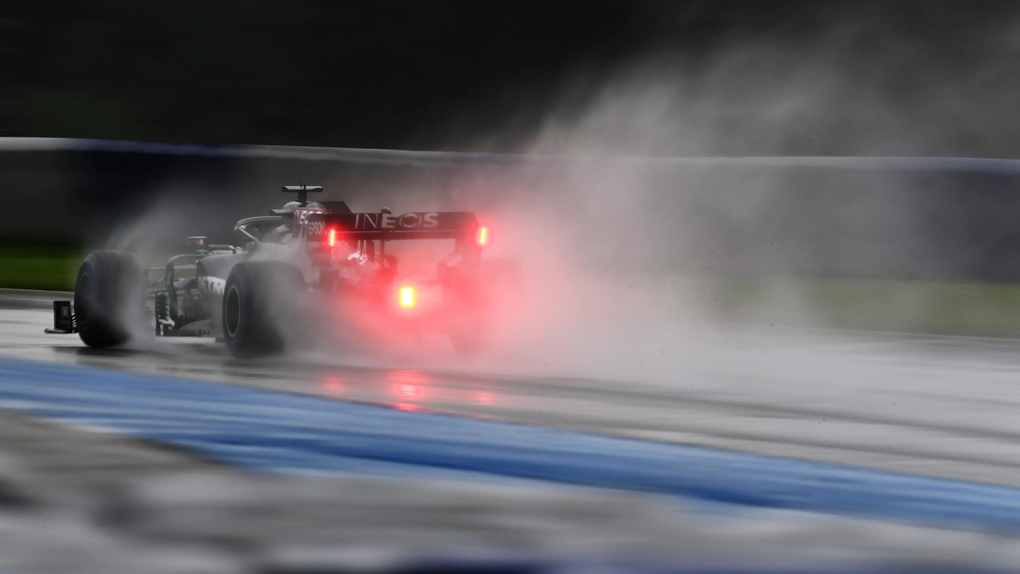 SPIELBERG, AUSTRIA - JULY 11: Lewis Hamilton of Great Britain driving the (44) Mercedes AMG Petronas F1 Team Mercedes W11 on track during qualifying for the Formula One Grand Prix of Styria at Red Bull Ring on July 11, 2020 in Spielberg, Austria. (Photo by Clive Mason - Formula 1/Formula 1 via Getty Images)