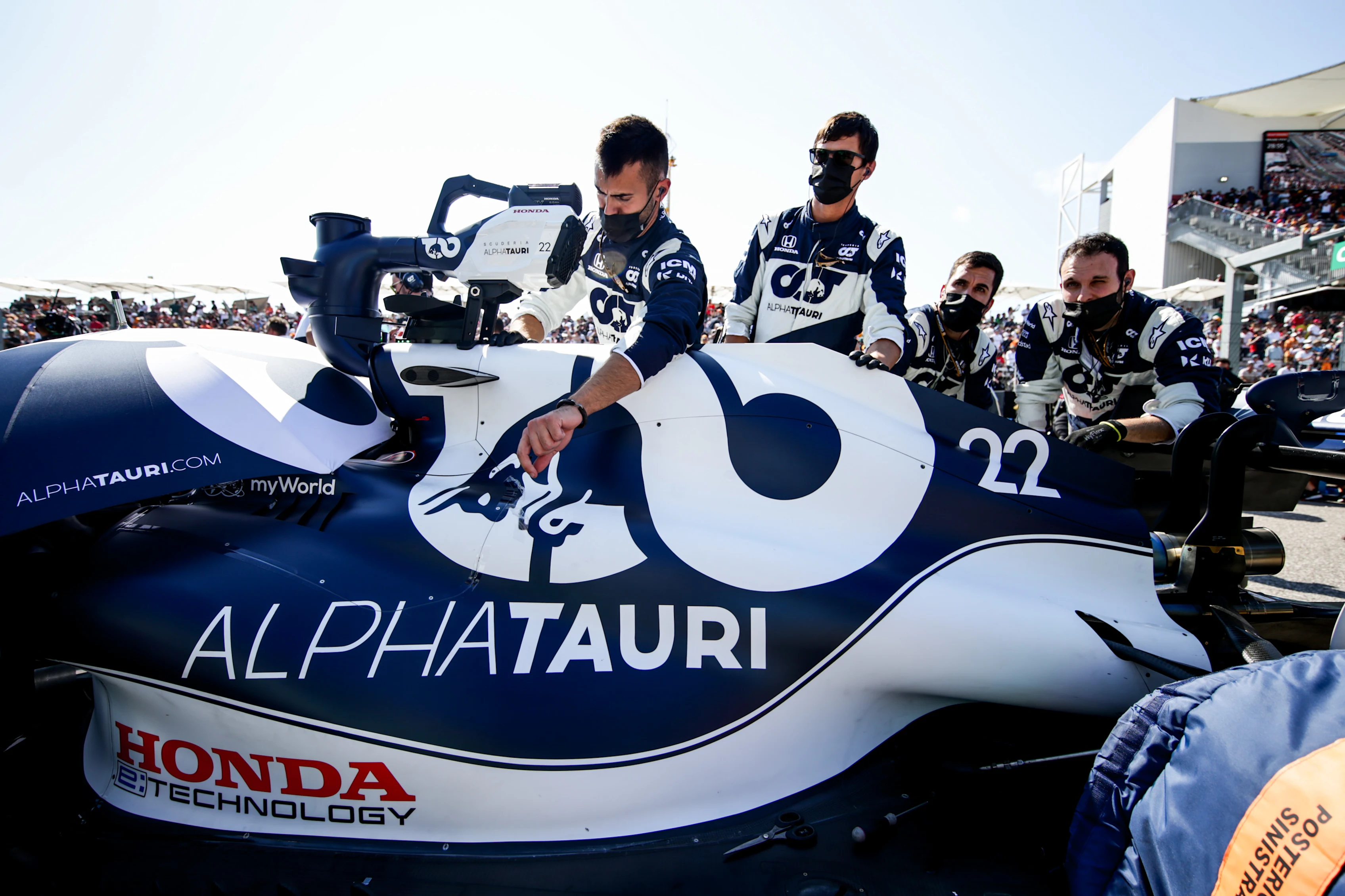 AUSTIN, TEXAS - OCTOBER 24: Scuderia AlphaTauri mechanics during the F1 Grand Prix of USA at