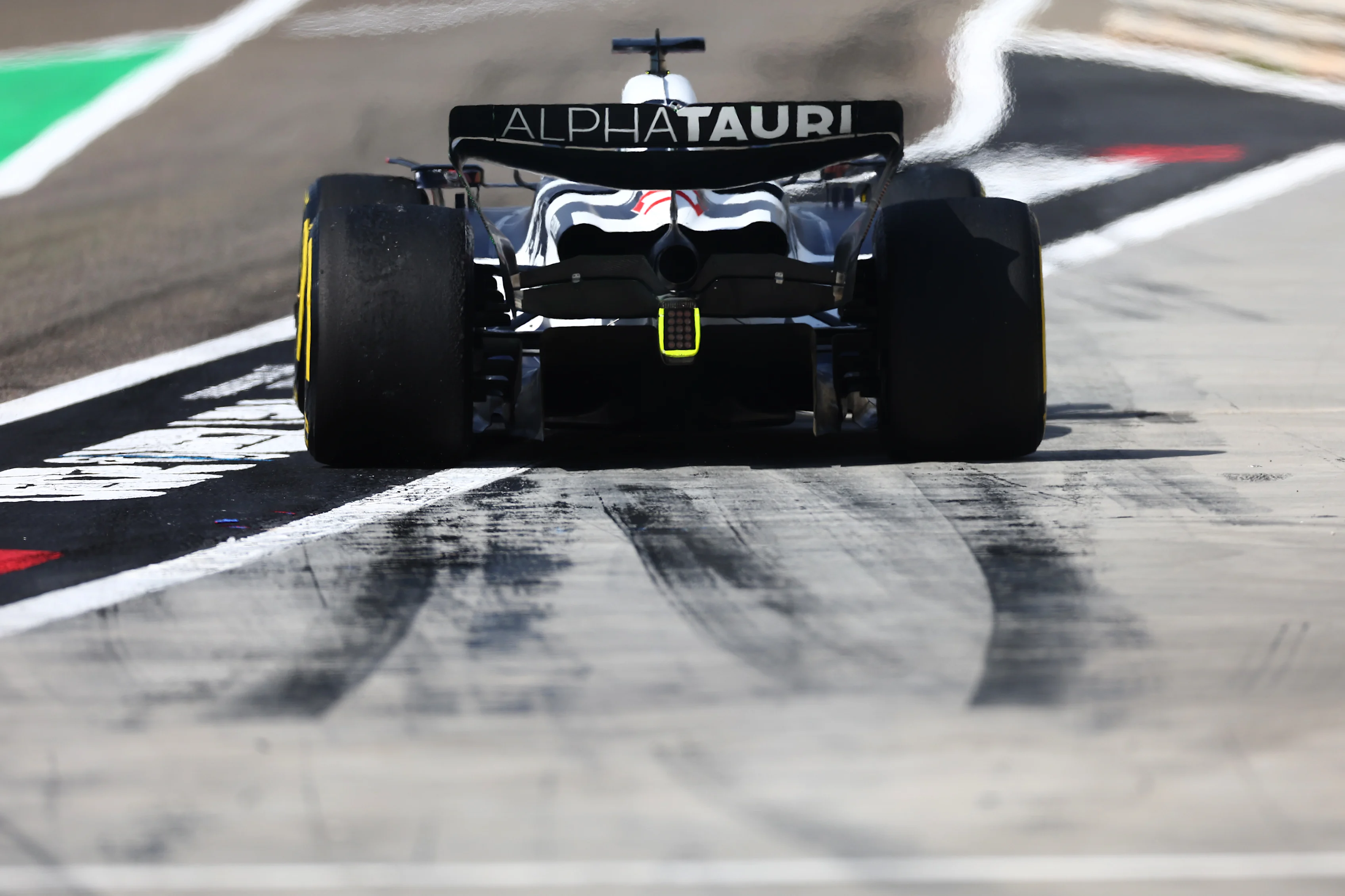 BAHRAIN, BAHRAIN - FEBRUARY 25: Nyck de Vries of Netherlands driving the (21) Scuderia AlphaTauri