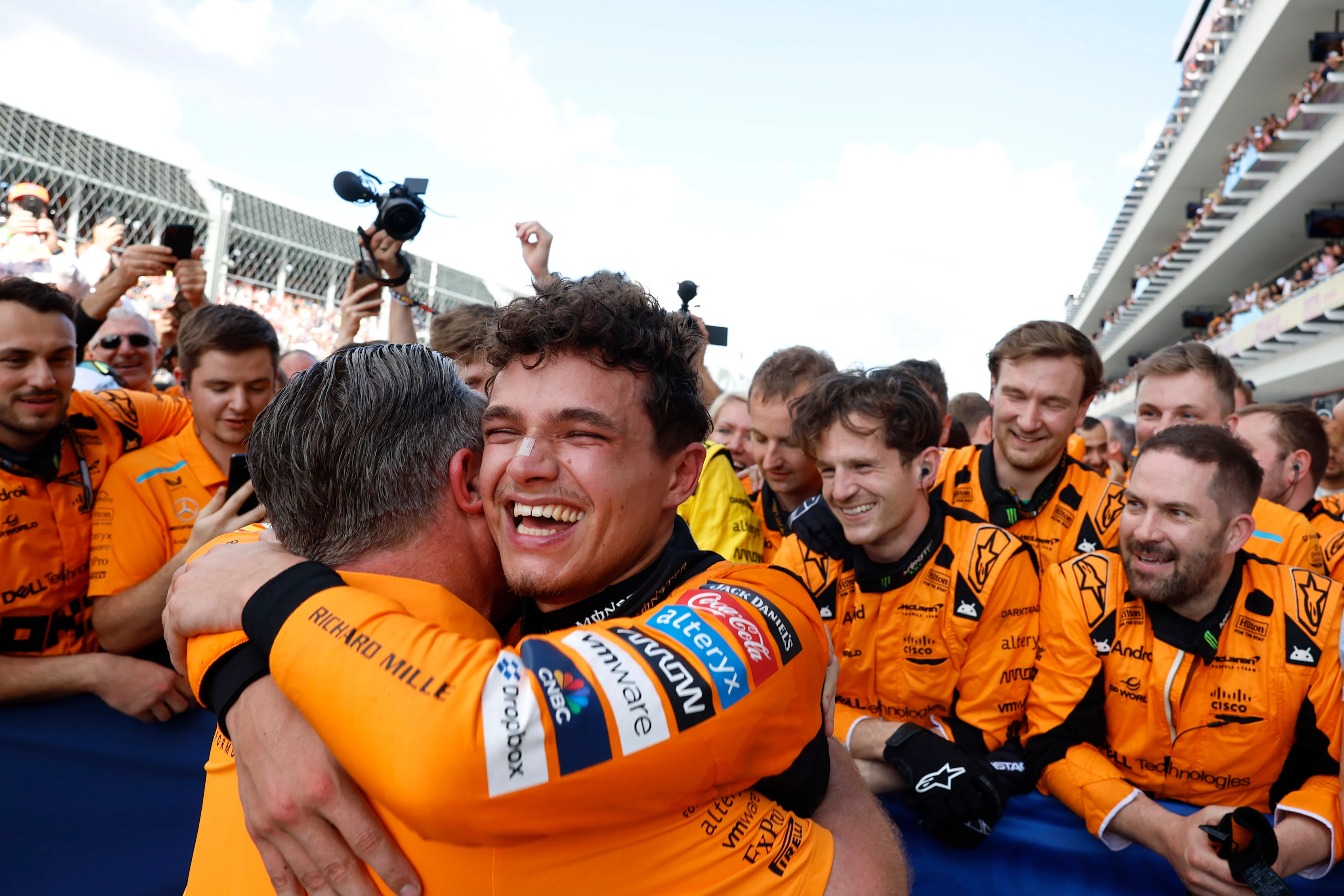 Lando Norris, McLaren F1 Team, 1st position, and Zak Brown, CEO, McLaren Racing, celebrate in Parc