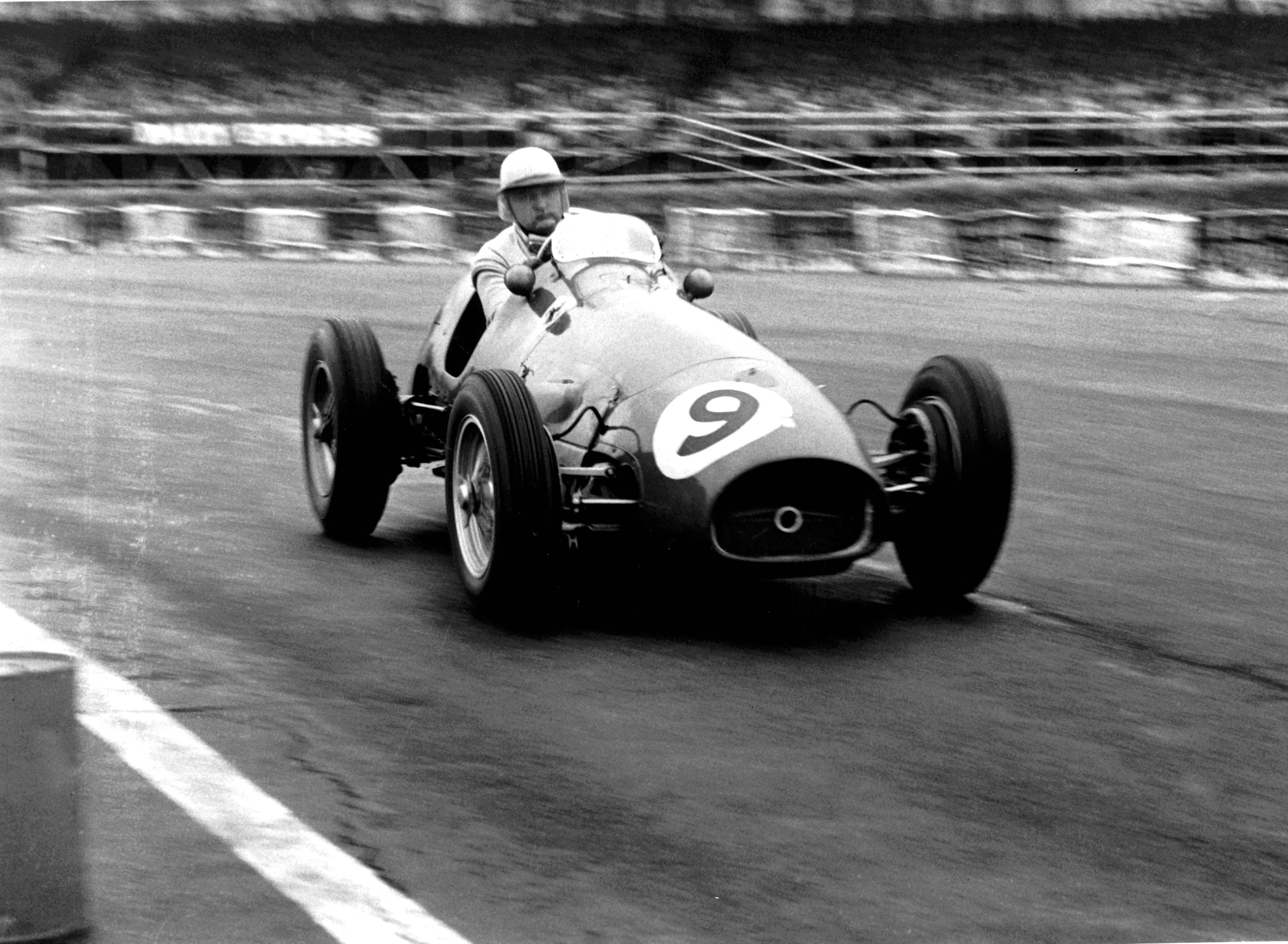 1954 British Grand Prix. Silverstone, England. 15-17 July 1954. Jose Froilan Gonzalez (Ferrari 625)