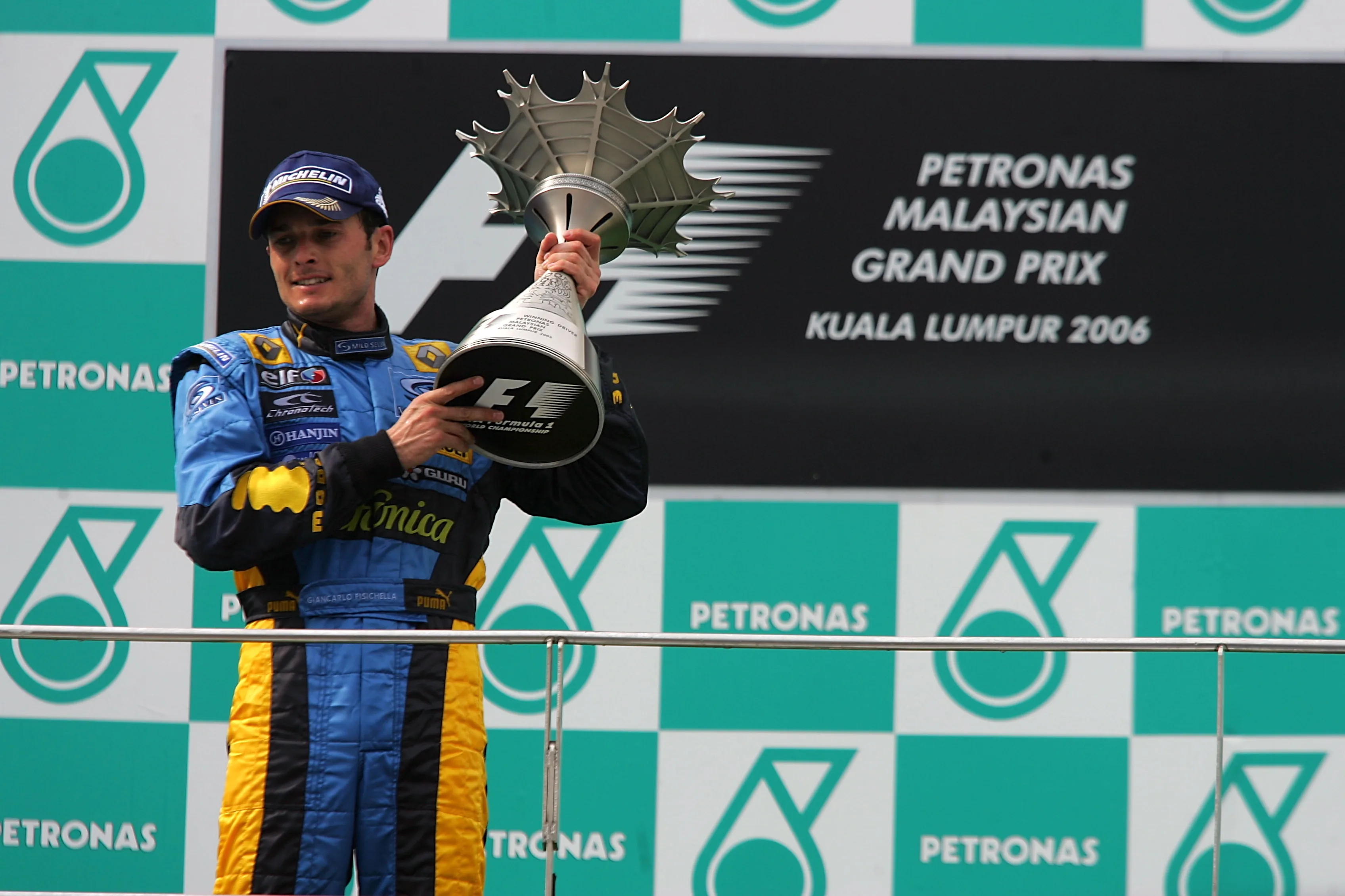 Race winner Giancarlo Fisichella (ITA) Renault on the podium with the trophy. Formula One World