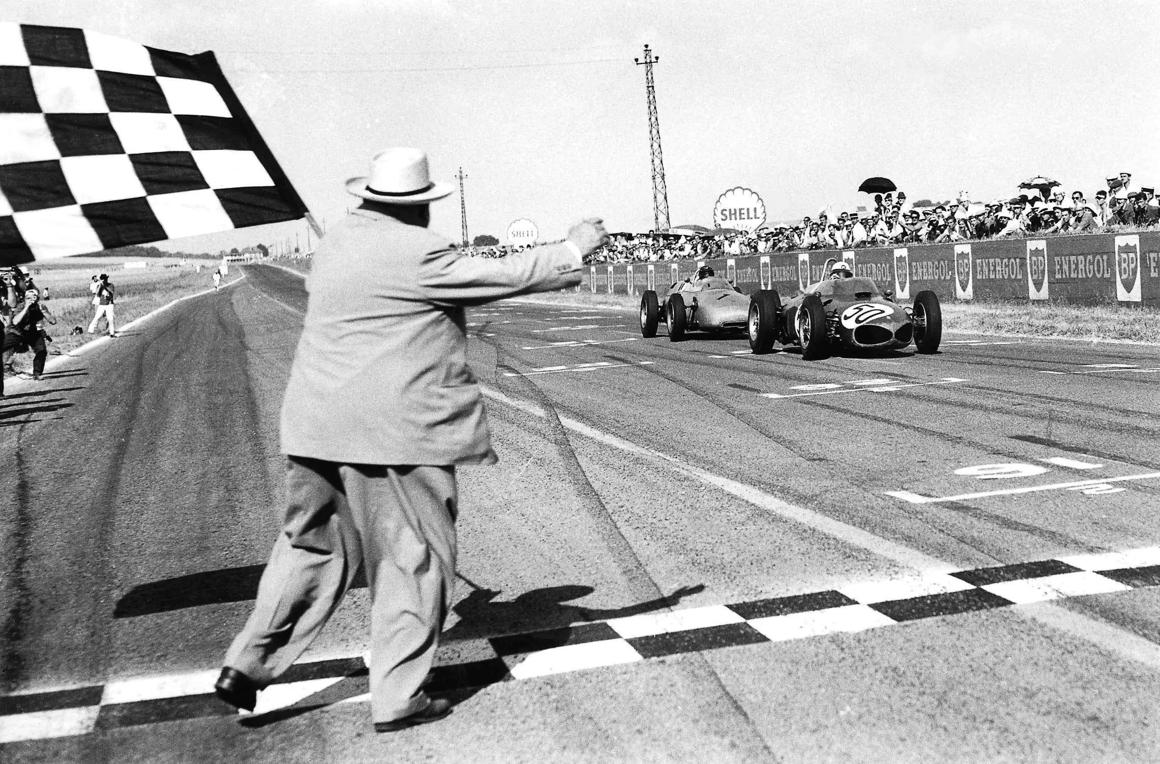 1961 French Grand Prix. Reims, France. 30/6-2/7 1961. Giancarlo Baghetti (Ferrari 156) closely