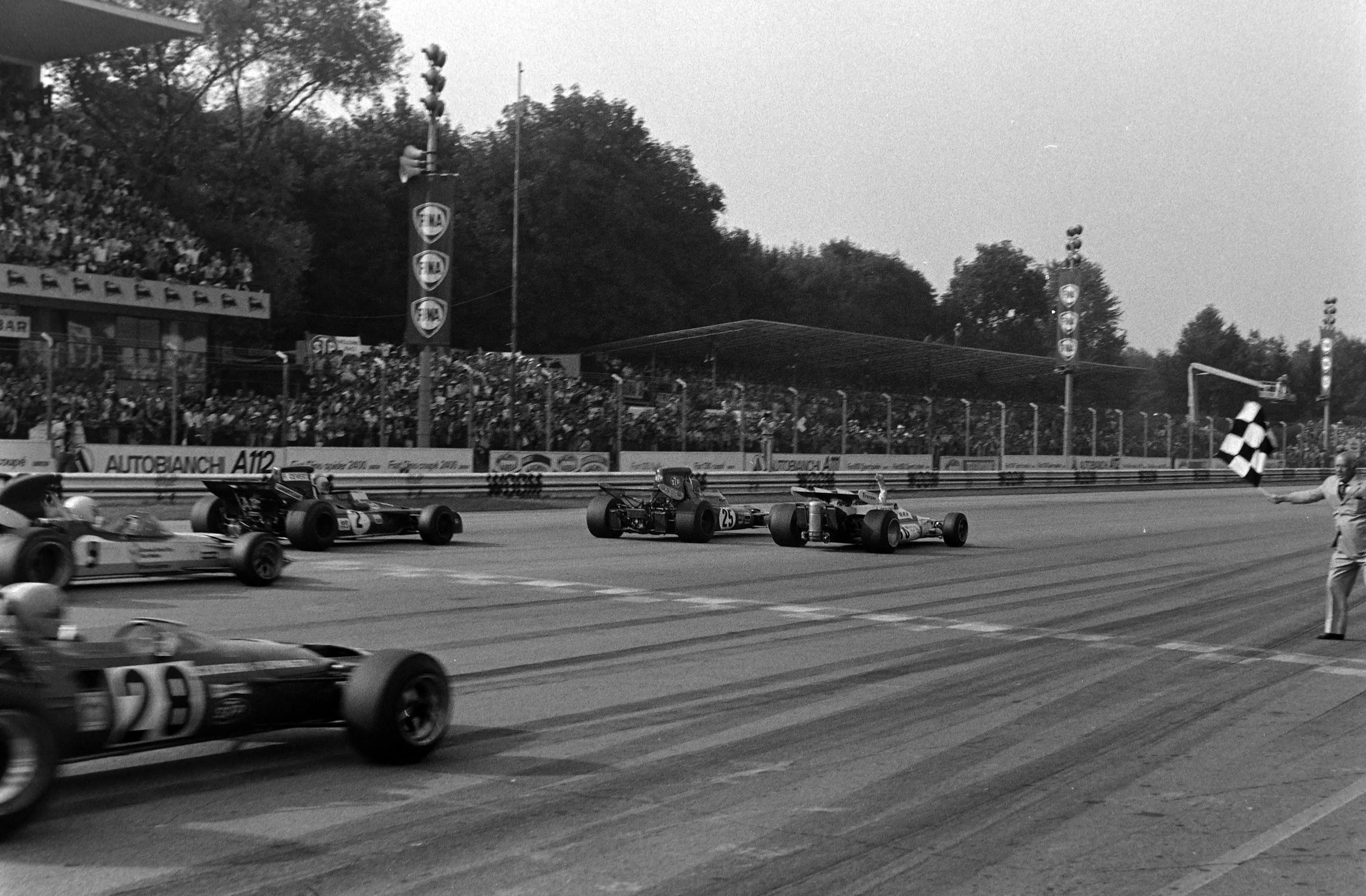 AUTODROMO NAZIONALE MONZA, ITALY - SEPTEMBER 05: Peter Gethin, BRM P160 beats Ronnie Peterson,