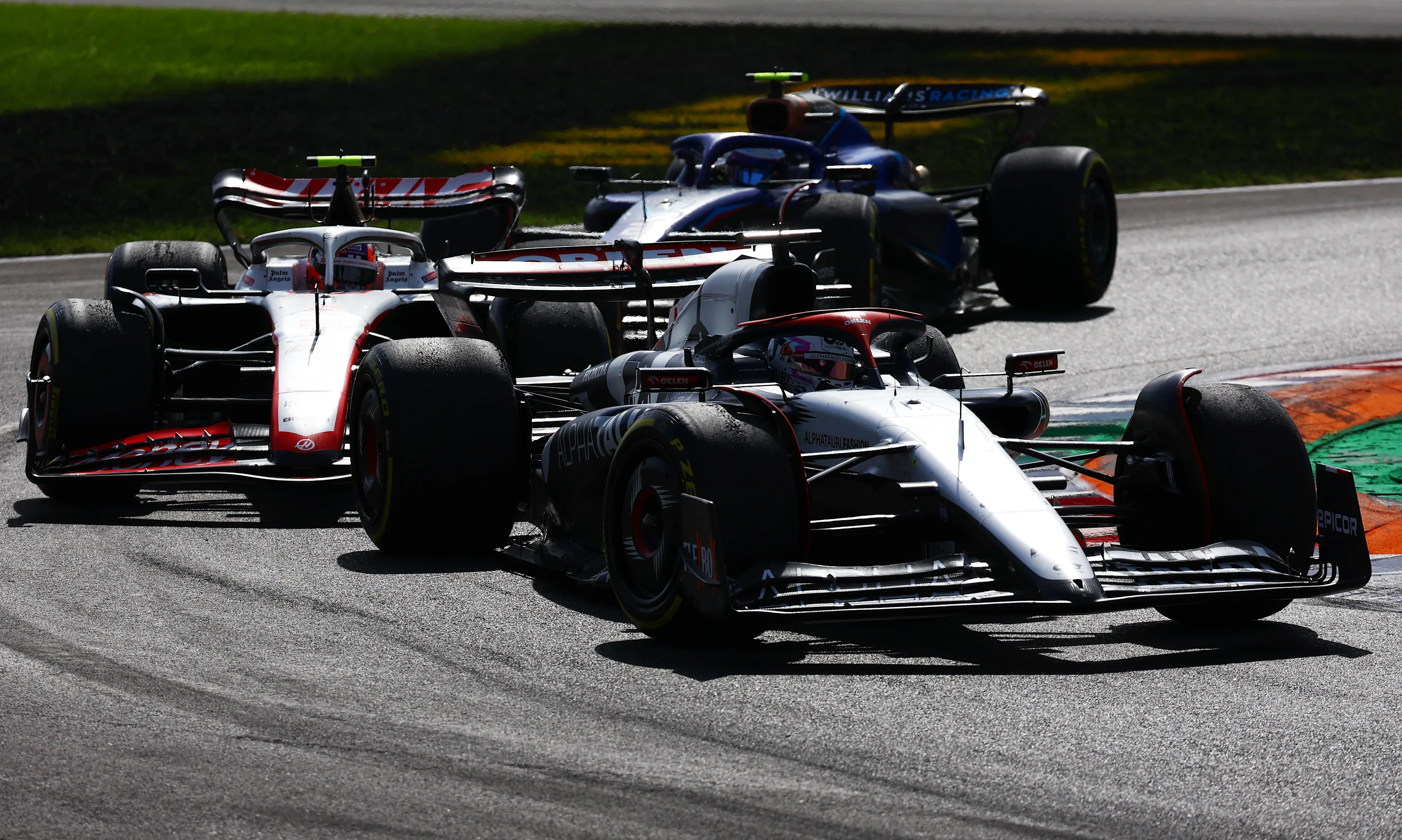 MONZA, ITALY - SEPTEMBER 03: Liam Lawson of New Zealand driving the (40) Scuderia AlphaTauri AT04 leads Nico Hulkenberg of Germany driving the (27) Haas F1 VF-23 Ferrari during the F1 Grand Prix of Italy at Autodromo Nazionale Monza on September 03, 2023 in Monza, Italy. (Photo by Mark Thompson/Getty Images)