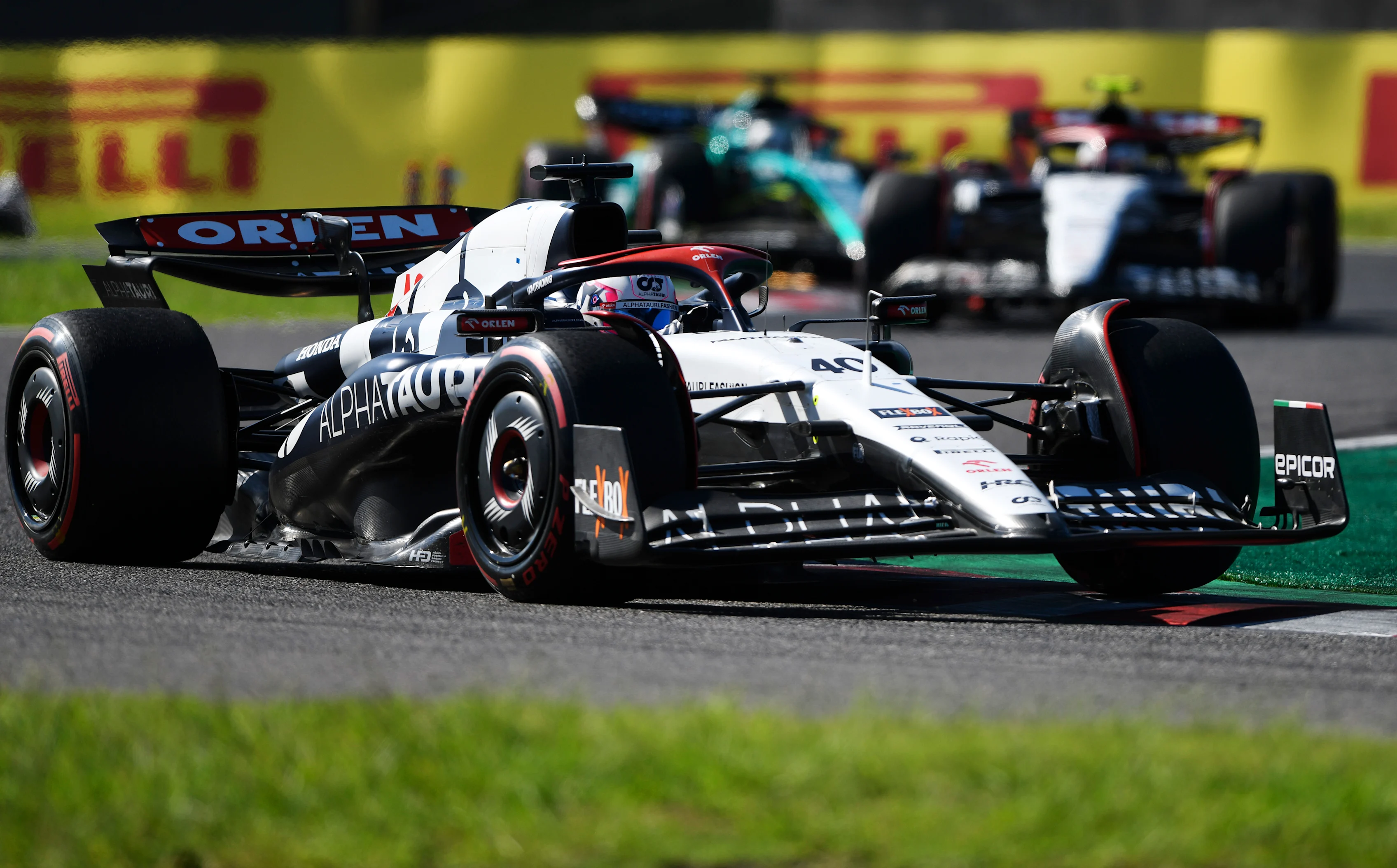 SUZUKA, JAPAN - SEPTEMBER 24: Liam Lawson of New Zealand driving the (40) Scuderia AlphaTauri AT04