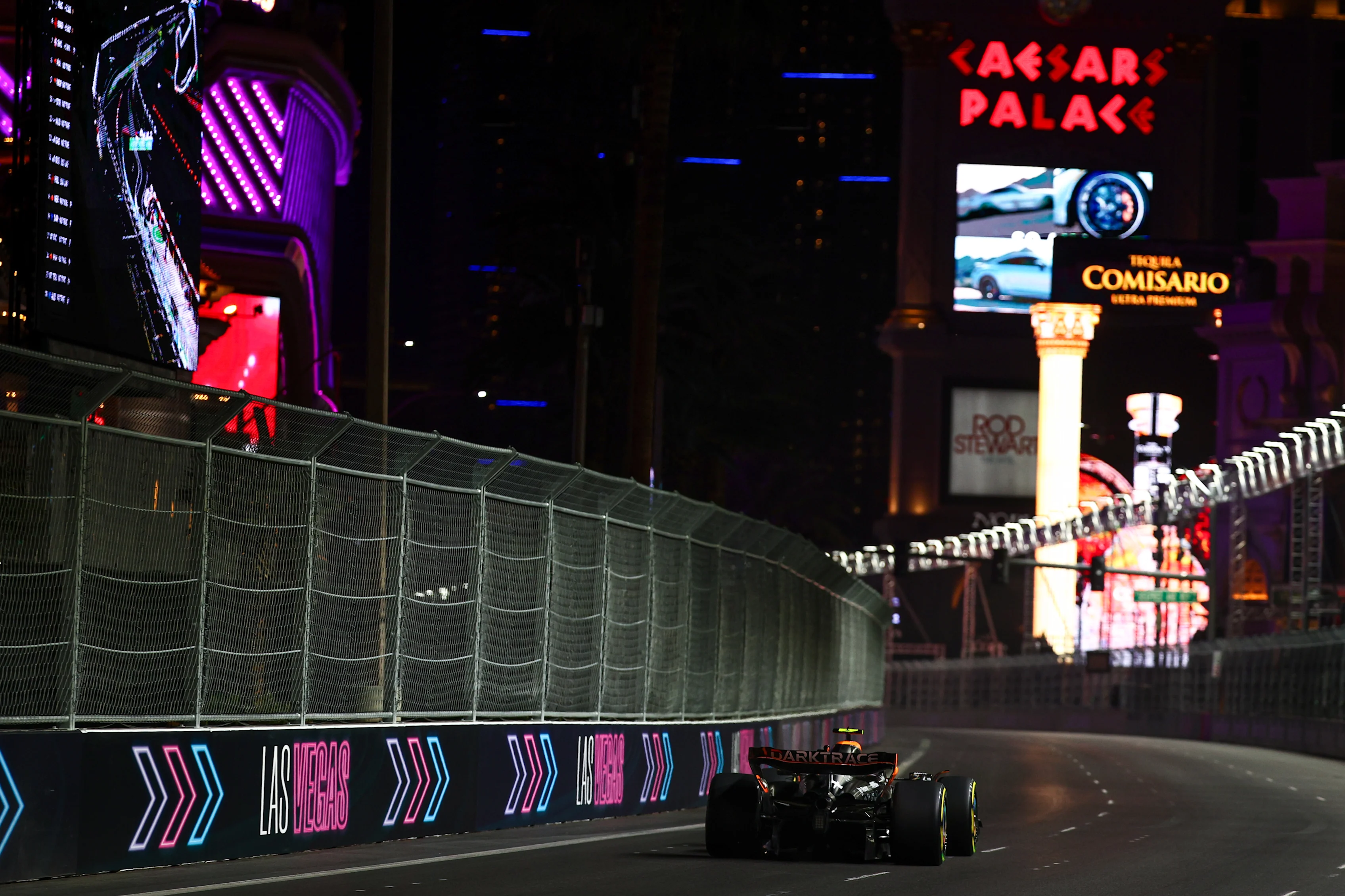 LAS VEGAS, NEVADA - NOVEMBER 17: Lando Norris of Great Britain driving the (4) McLaren MCL60