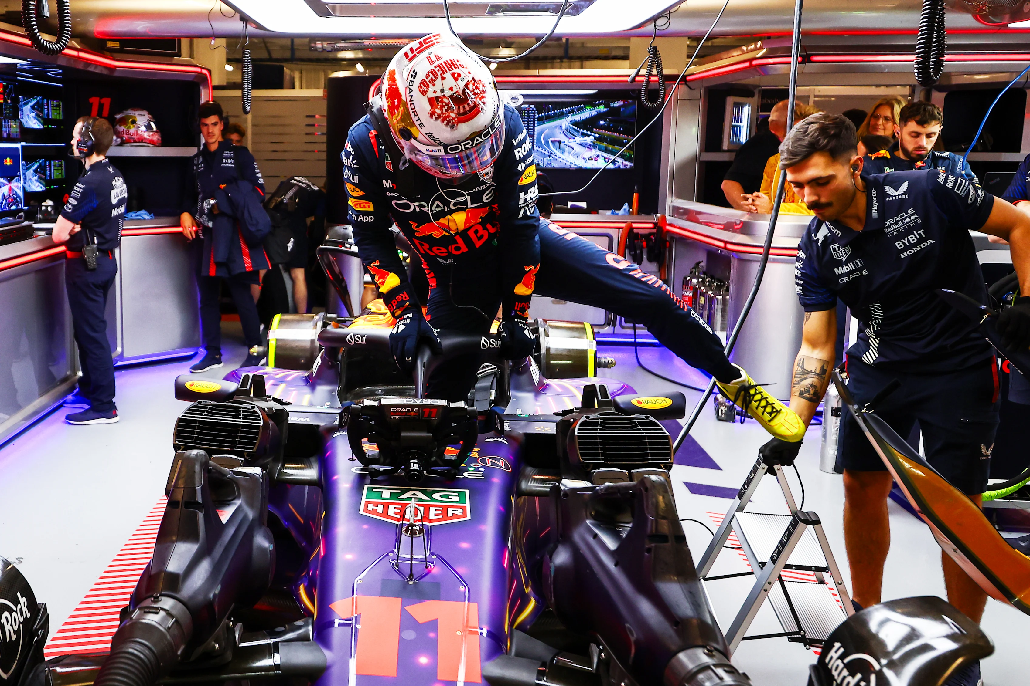 LAS VEGAS, NEVADA - NOVEMBER 18: Sergio Perez of Mexico and Oracle Red Bull Racing climbs out of