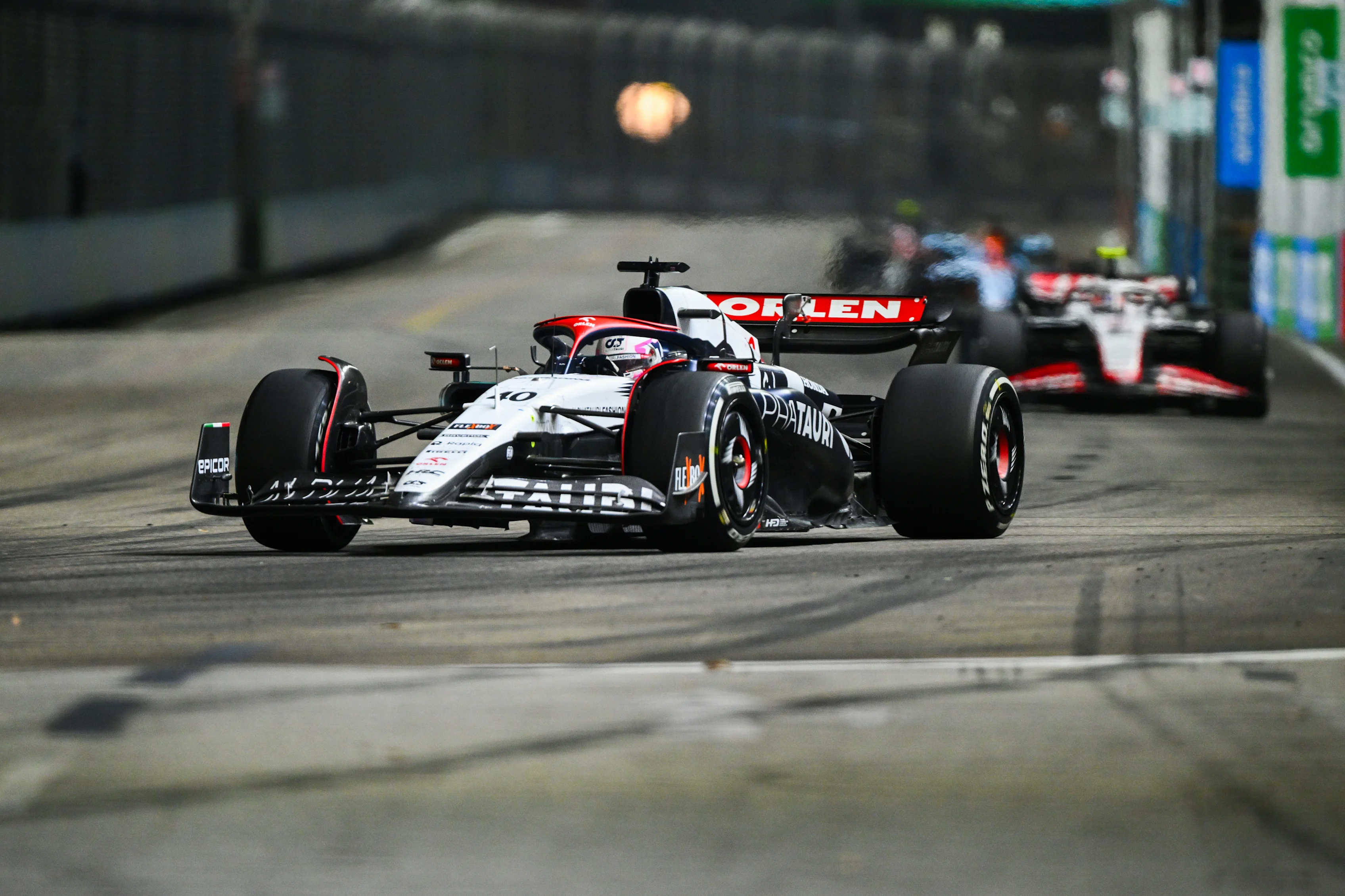 SINGAPORE, SINGAPORE - SEPTEMBER 17: Liam Lawson of New Zealand driving the (40) Scuderia AlphaTauri AT04 on track during the F1 Grand Prix of Singapore at Marina Bay Street Circuit on September 17, 2023 in Singapore, Singapore. (Photo by Clive Mason/Getty Images)