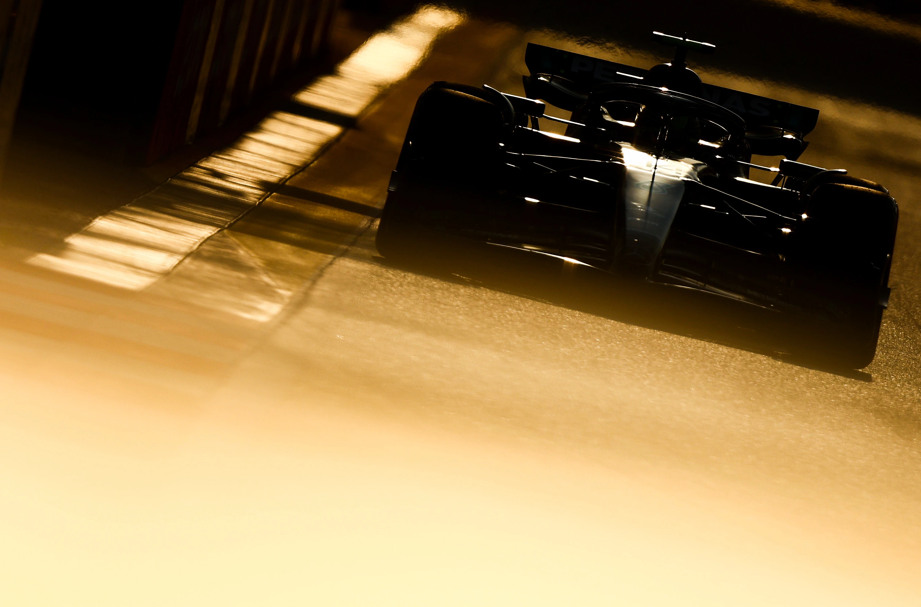 SINGAPORE, SINGAPORE - SEPTEMBER 16: Lewis Hamilton of Great Britain driving the (44) Mercedes AMG Petronas F1 Team W14 on track during final practice ahead of the F1 Grand Prix of Singapore at Marina Bay Street Circuit on September 16, 2023 in Singapore, Singapore. (Photo by Clive Rose/Getty Images)