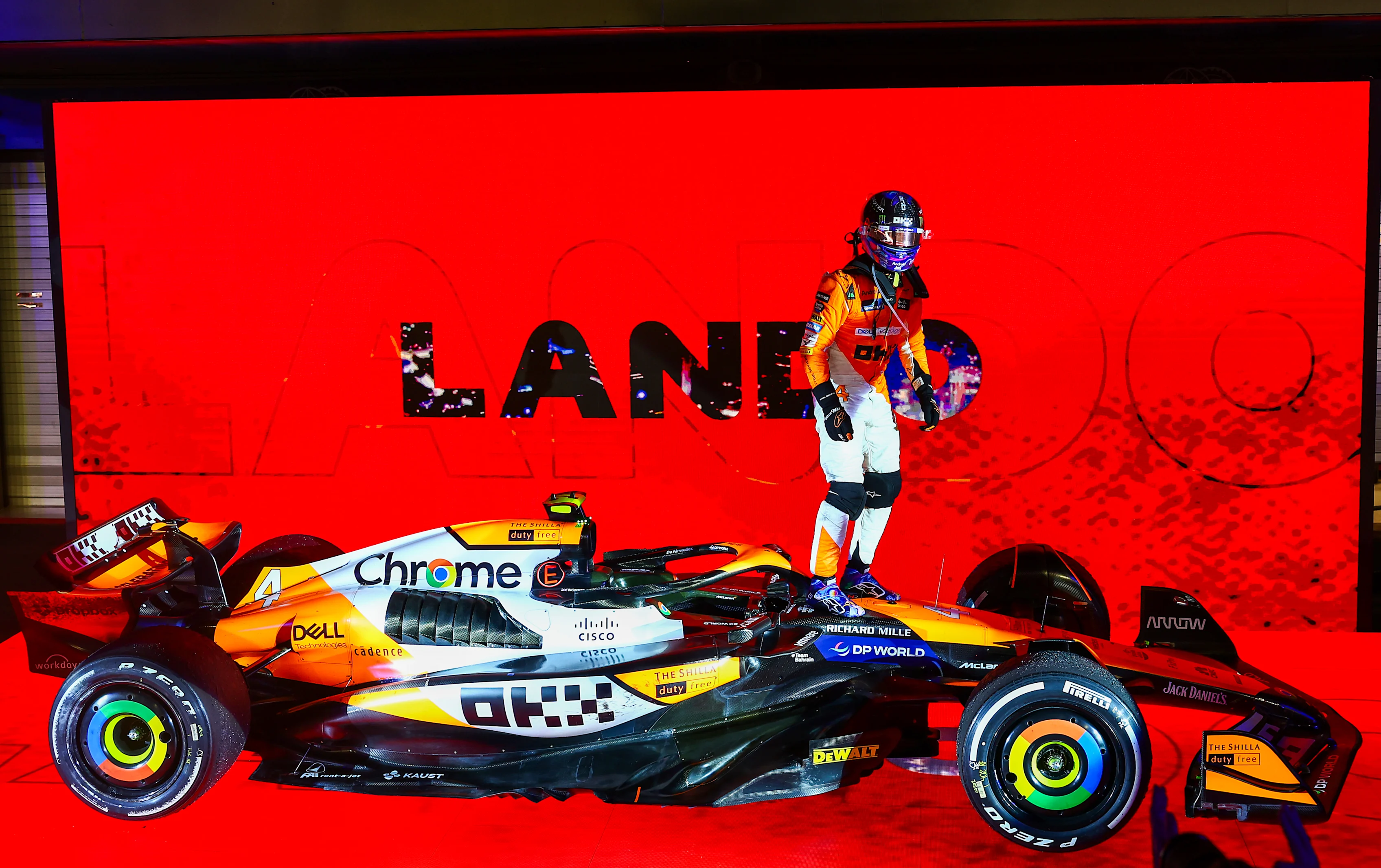 SINGAPORE, SINGAPORE - SEPTEMBER 22: Race winner Lando Norris of Great Britain and McLaren celebrates in parc ferme during the F1 Grand Prix of Singapore at Marina Bay Street Circuit on September 22, 2024 in Singapore, Singapore. (Photo by Mark Thompson/Getty Images)