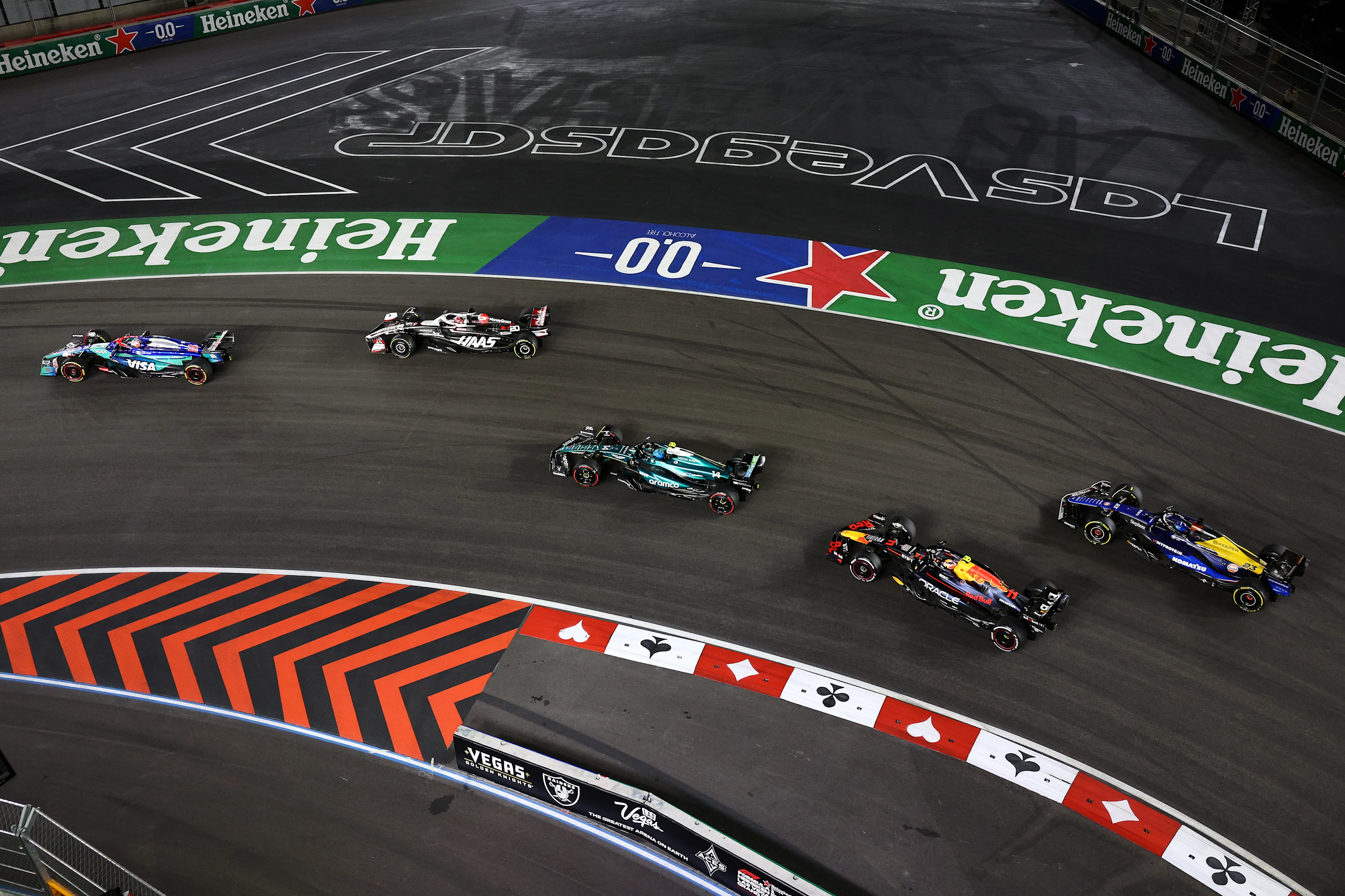 LAS VEGAS, NEVADA - NOVEMBER 23: Liam Lawson of New Zealand driving the (30) Visa Cash App RB VCARB