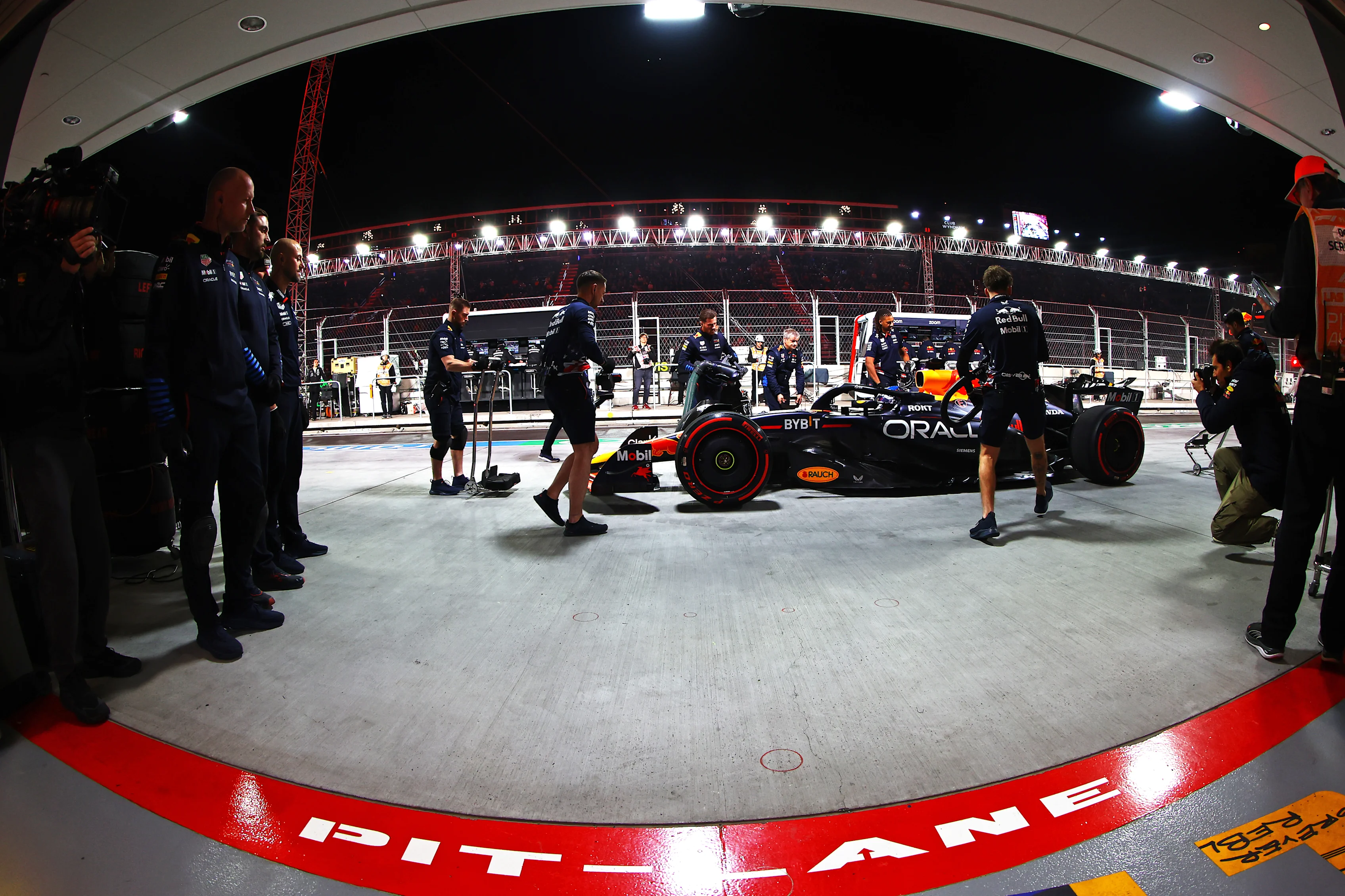 LAS VEGAS, NEVADA - NOVEMBER 22: Max Verstappen of the Netherlands driving the (1) Oracle Red Bull Racing RB20  makes a pitstop during qualifying ahead of the F1 Grand Prix of Las Vegas at Las Vegas Strip Circuit on November 22, 2024 in Las Vegas, Nevada. (Photo by Mark Thompson/Getty Images)