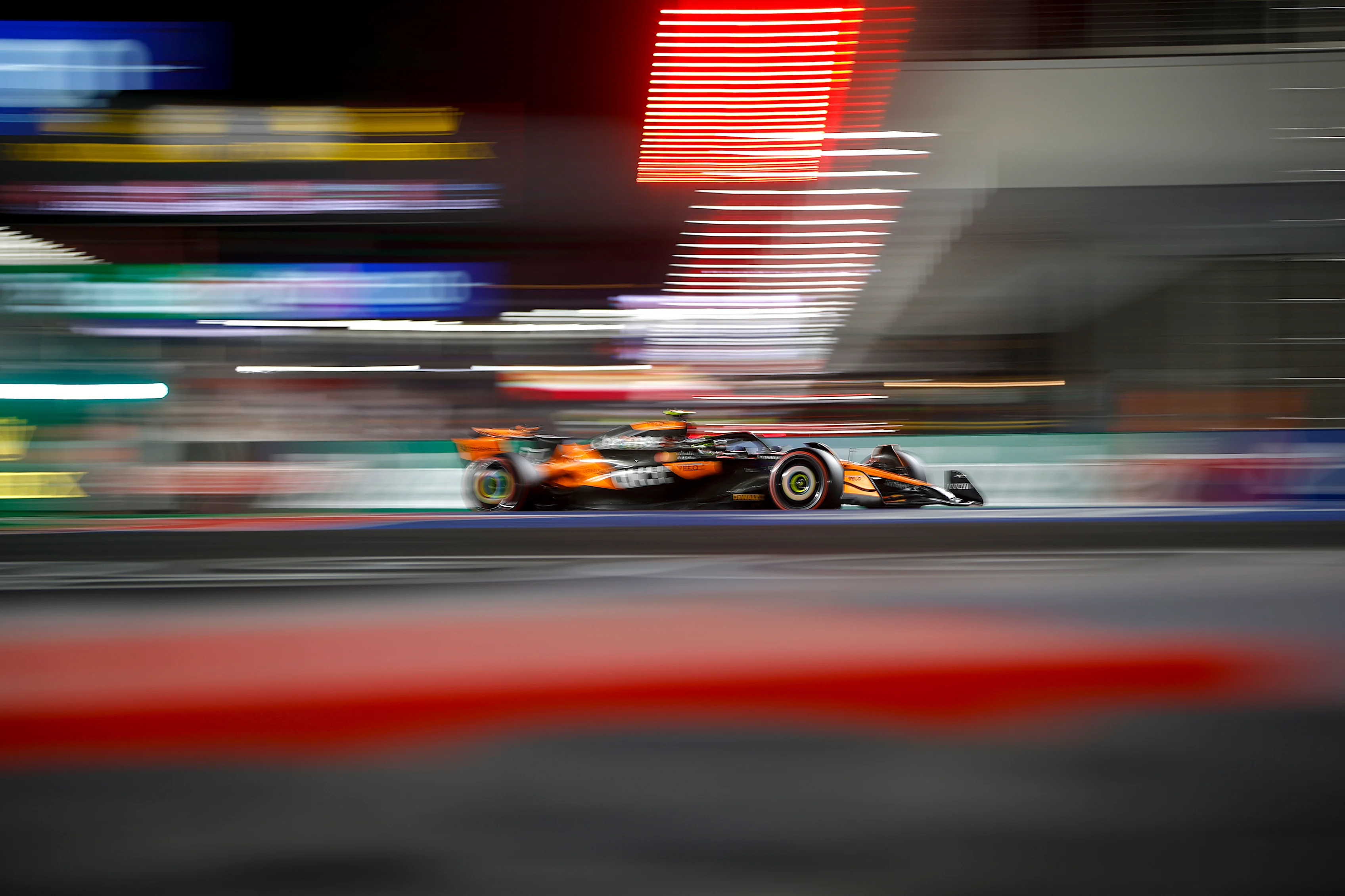 LAS VEGAS, NEVADA - NOVEMBER 22: Lando Norris of Great Britain driving the (4) McLaren MCL38 Mercedes on track during qualifying ahead of the F1 Grand Prix of Las Vegas at Las Vegas Strip Circuit on November 22, 2024 in Las Vegas, Nevada. (Photo by Chris Graythen/Getty Images)