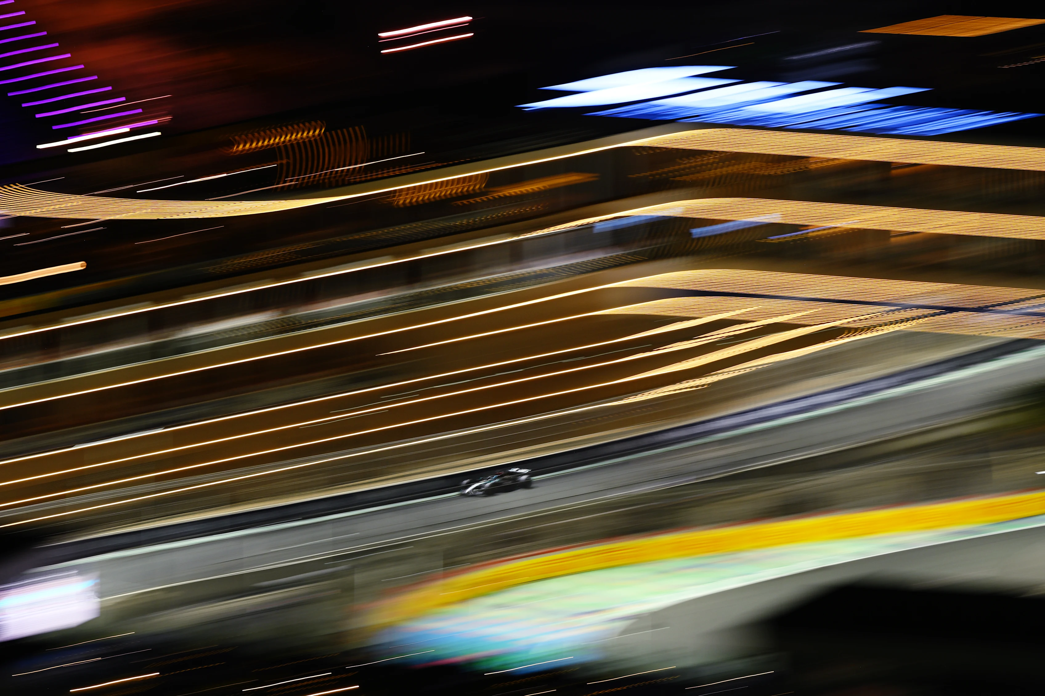 JEDDAH, SAUDI ARABIA - MARCH 09: George Russell of Great Britain driving the (63) Mercedes AMG Petronas F1 Team W15 on track during the F1 Grand Prix of Saudi Arabia at Jeddah Corniche Circuit on March 09, 2024 in Jeddah, Saudi Arabia. (Photo by Clive Mason/Getty Images)