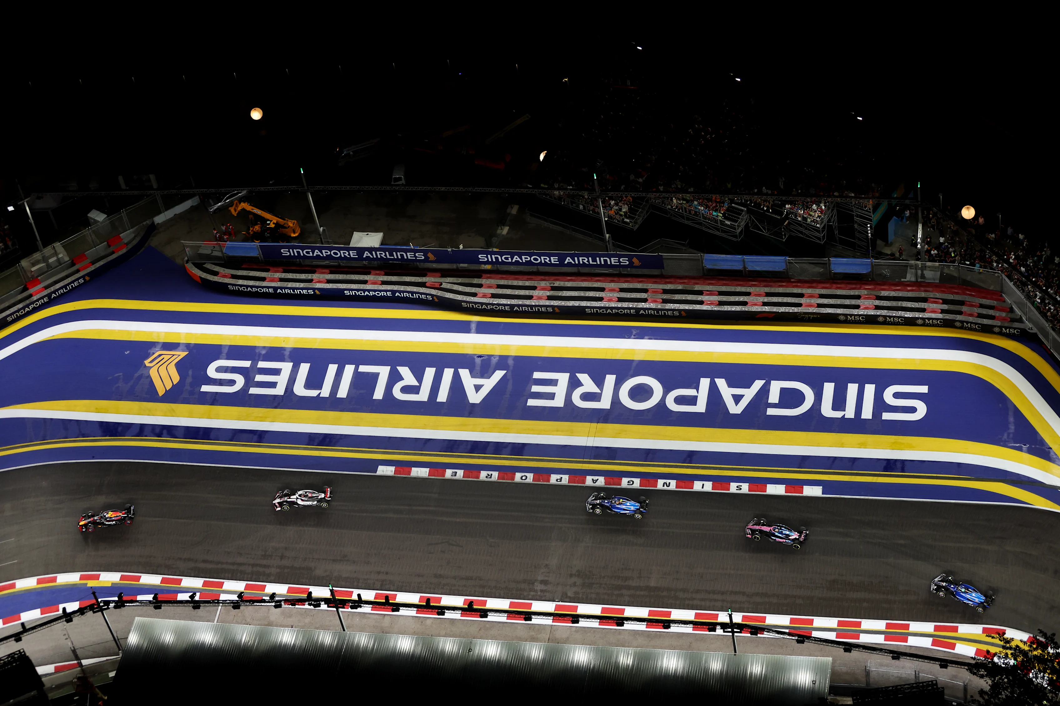 SINGAPORE, SINGAPORE - OCTOBER 05: Yuki Tsunoda of Japan driving the (22) Oracle Red Bull Racing