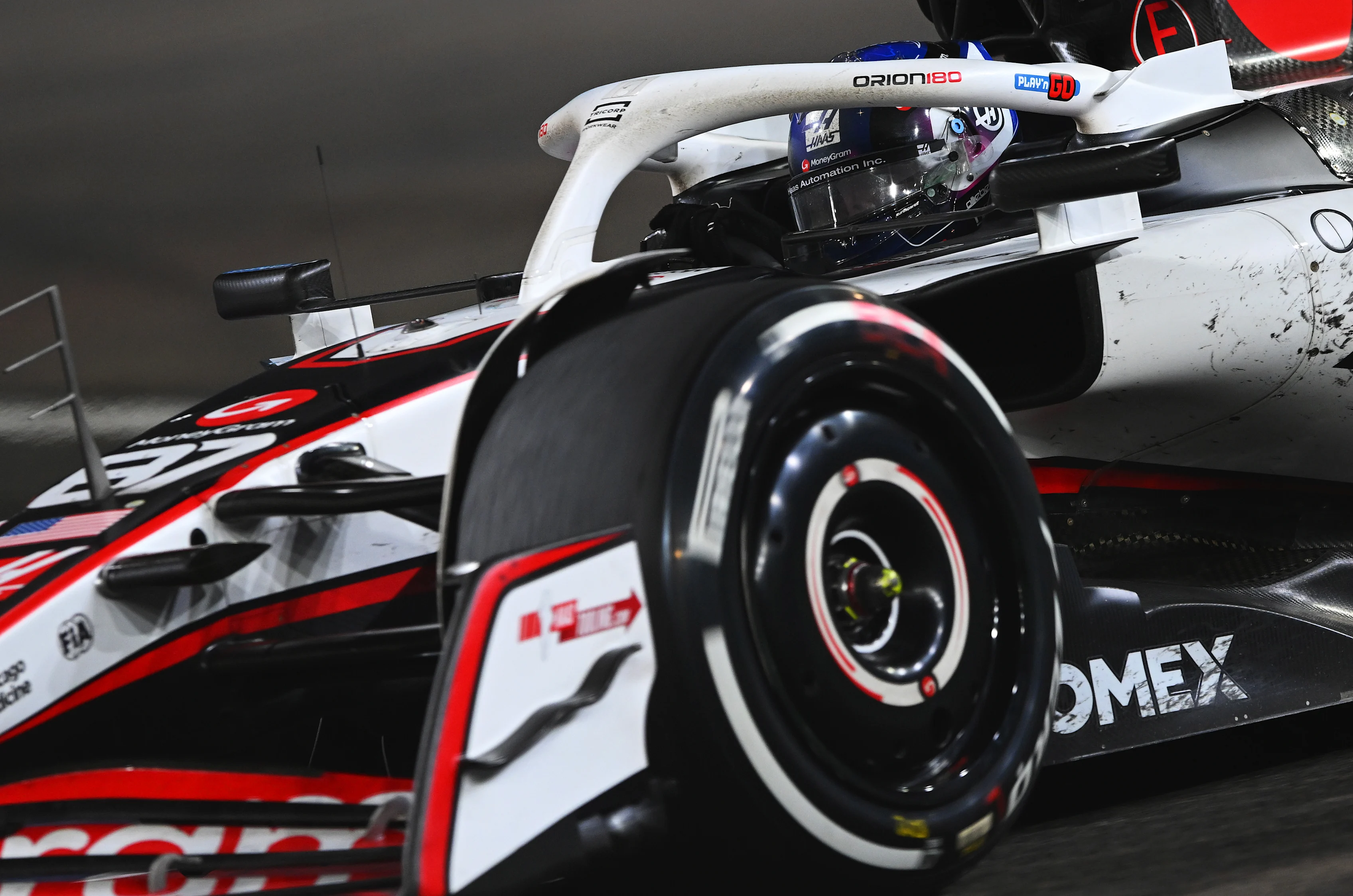 SINGAPORE, SINGAPORE - OCTOBER 05: Oliver Bearman of Great Britain driving the (87) Haas F1 VF-25