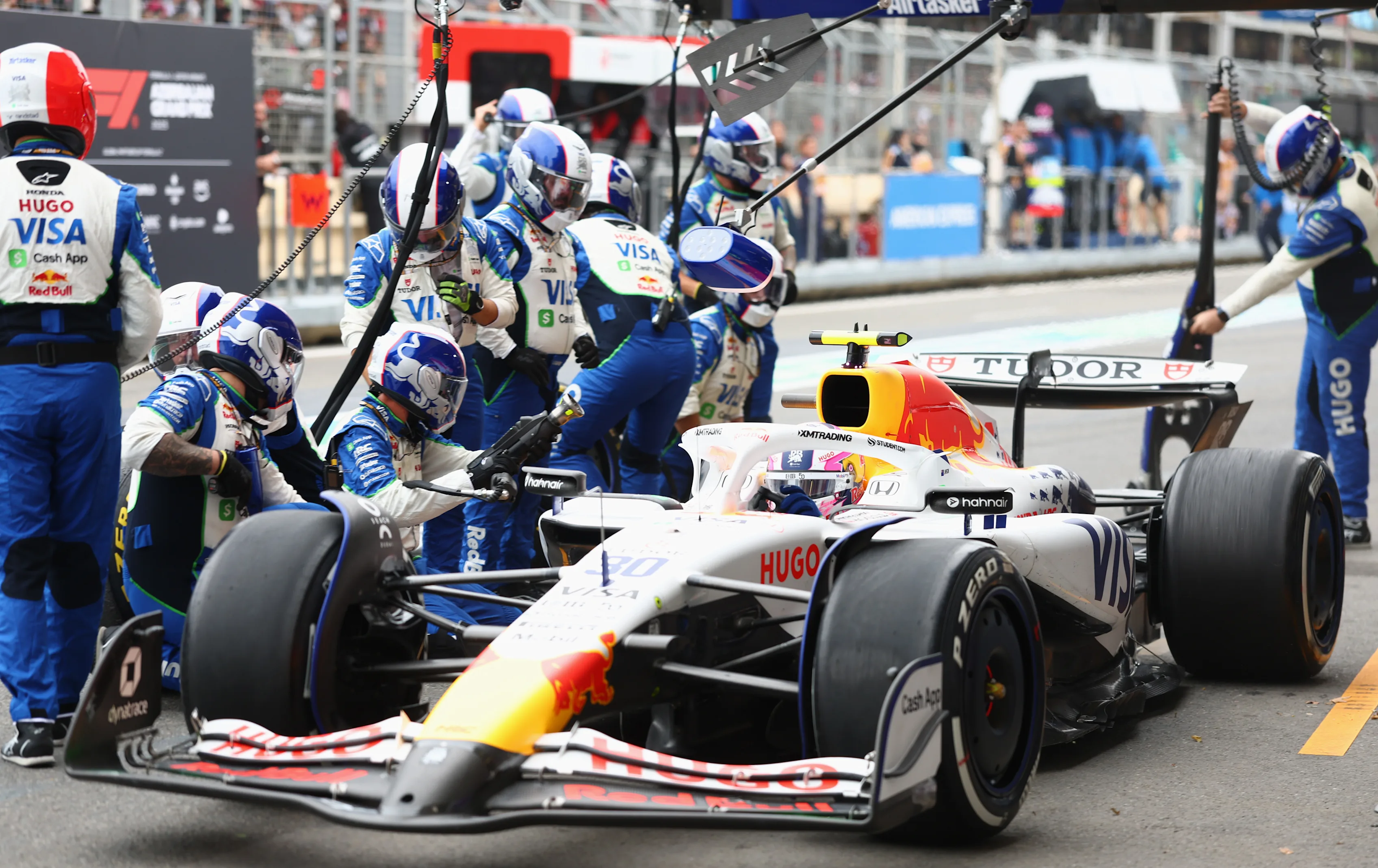 BAKU, AZERBAIJAN - SEPTEMBER 21: Liam Lawson of New Zealand driving the (30) Visa Cash App Racing