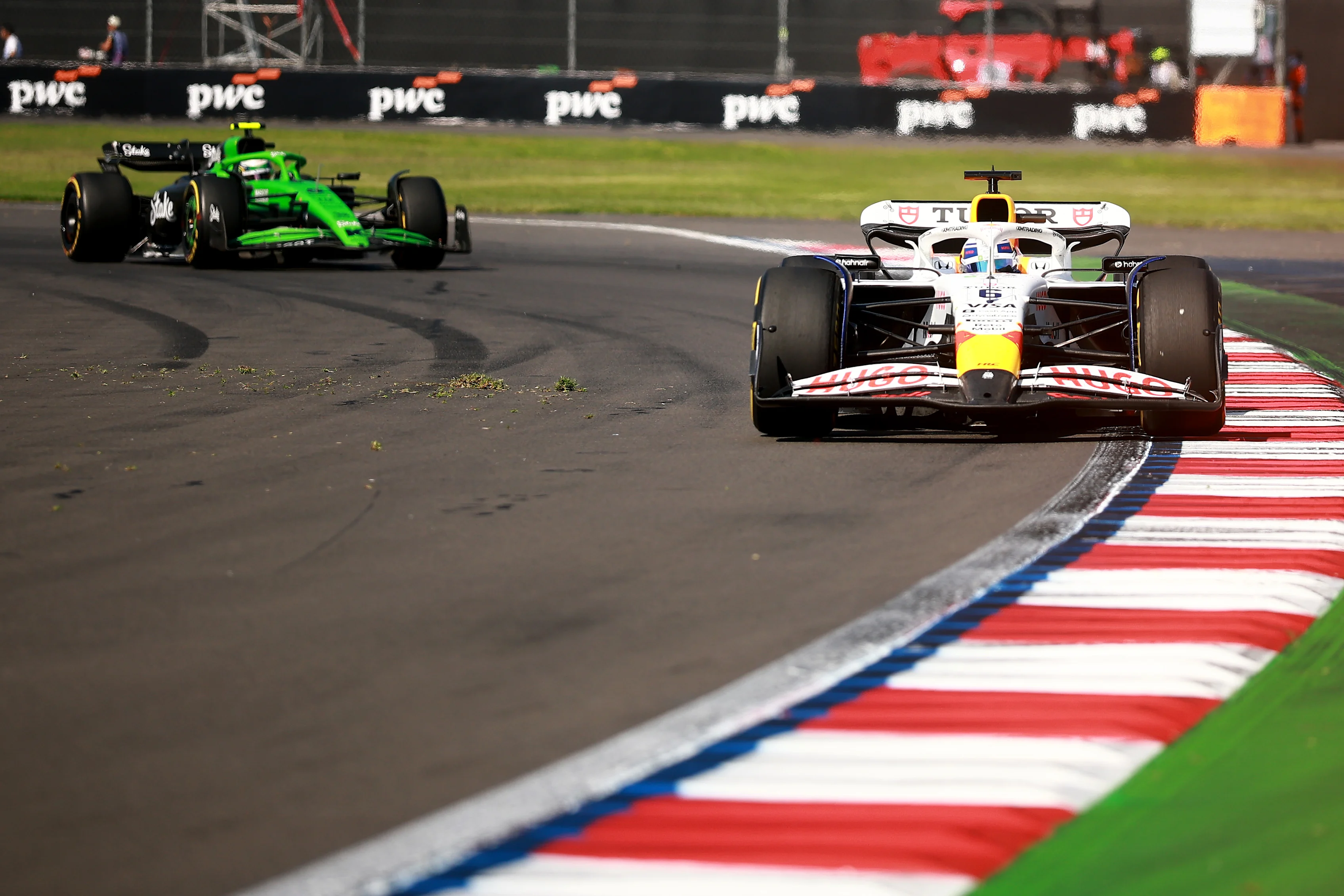 MEXICO CITY, MEXICO - OCTOBER 26: Isack Hadjar of France driving the (6) Visa Cash App Racing Bulls