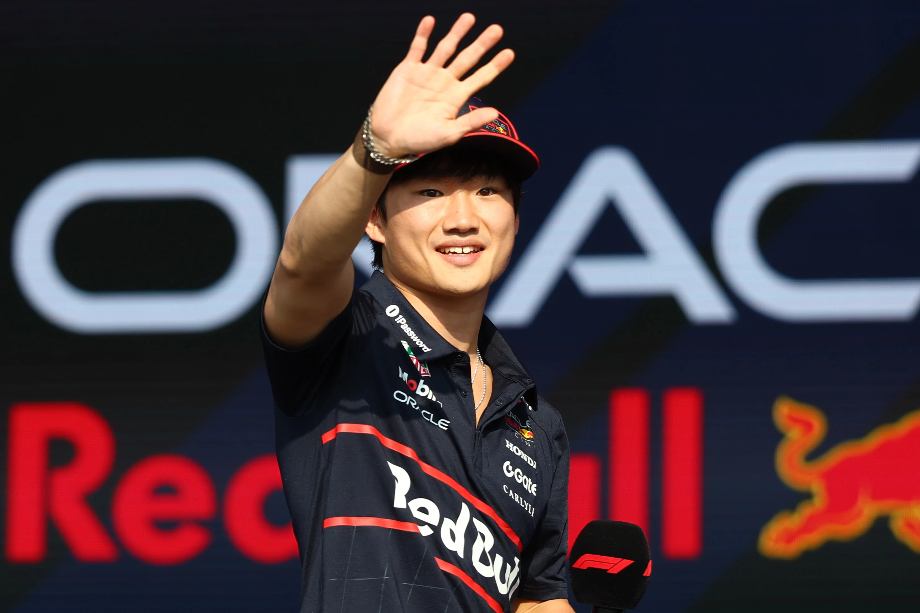 LUSAIL CITY, QATAR - NOVEMBER 29: Yuki Tsunoda of Japan and Oracle Red Bull Racing talks on the fan