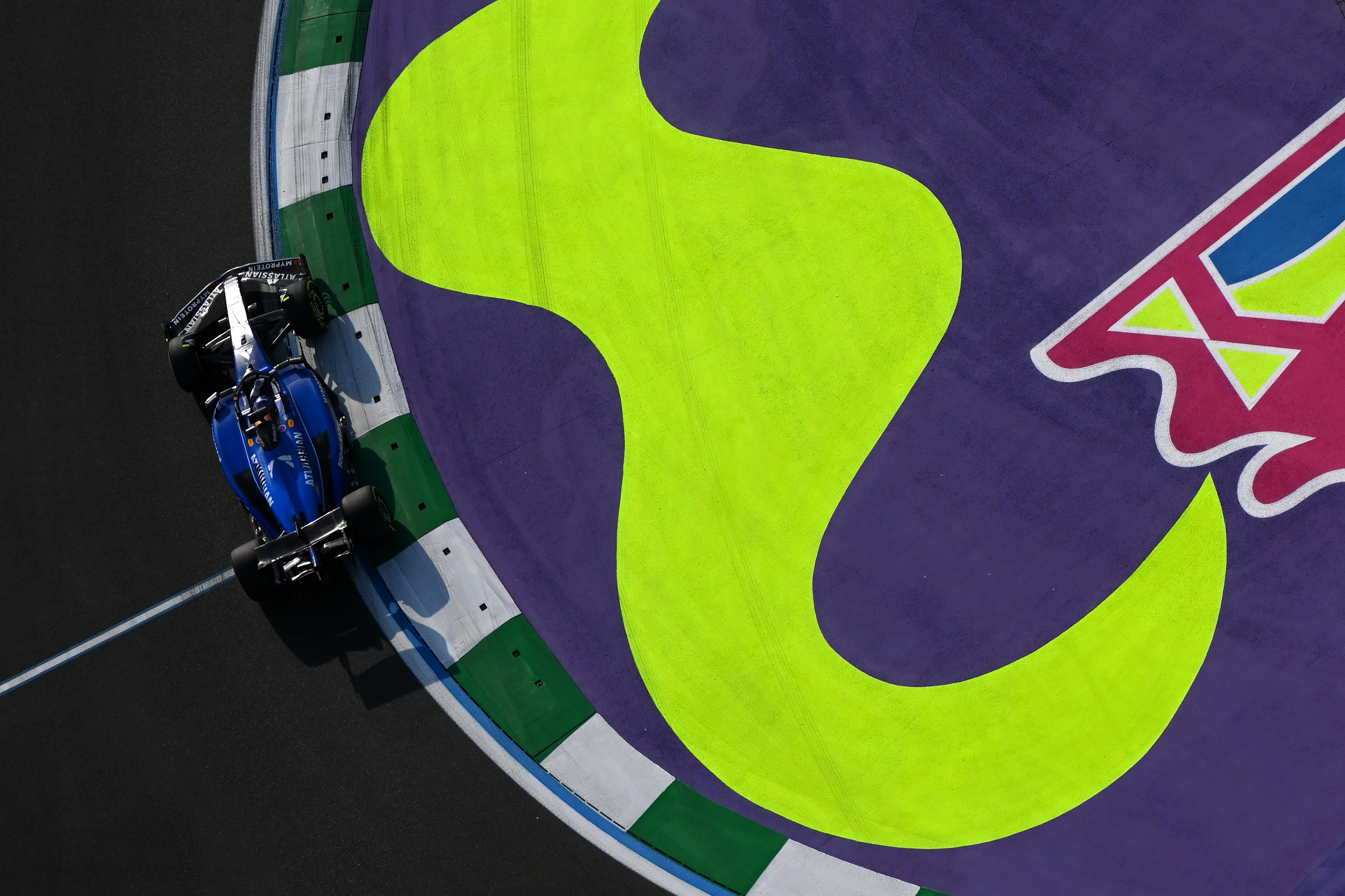 JEDDAH, SAUDI ARABIA - APRIL 18: Alexander Albon of Thailand driving the (23) Williams FW47 Mercedes on track during practice ahead of the F1 Grand Prix of Saudi Arabia at Jeddah Corniche Circuit on April 18, 2025 in Jeddah, Saudi Arabia. (Photo by Clive Mason/Getty Images)