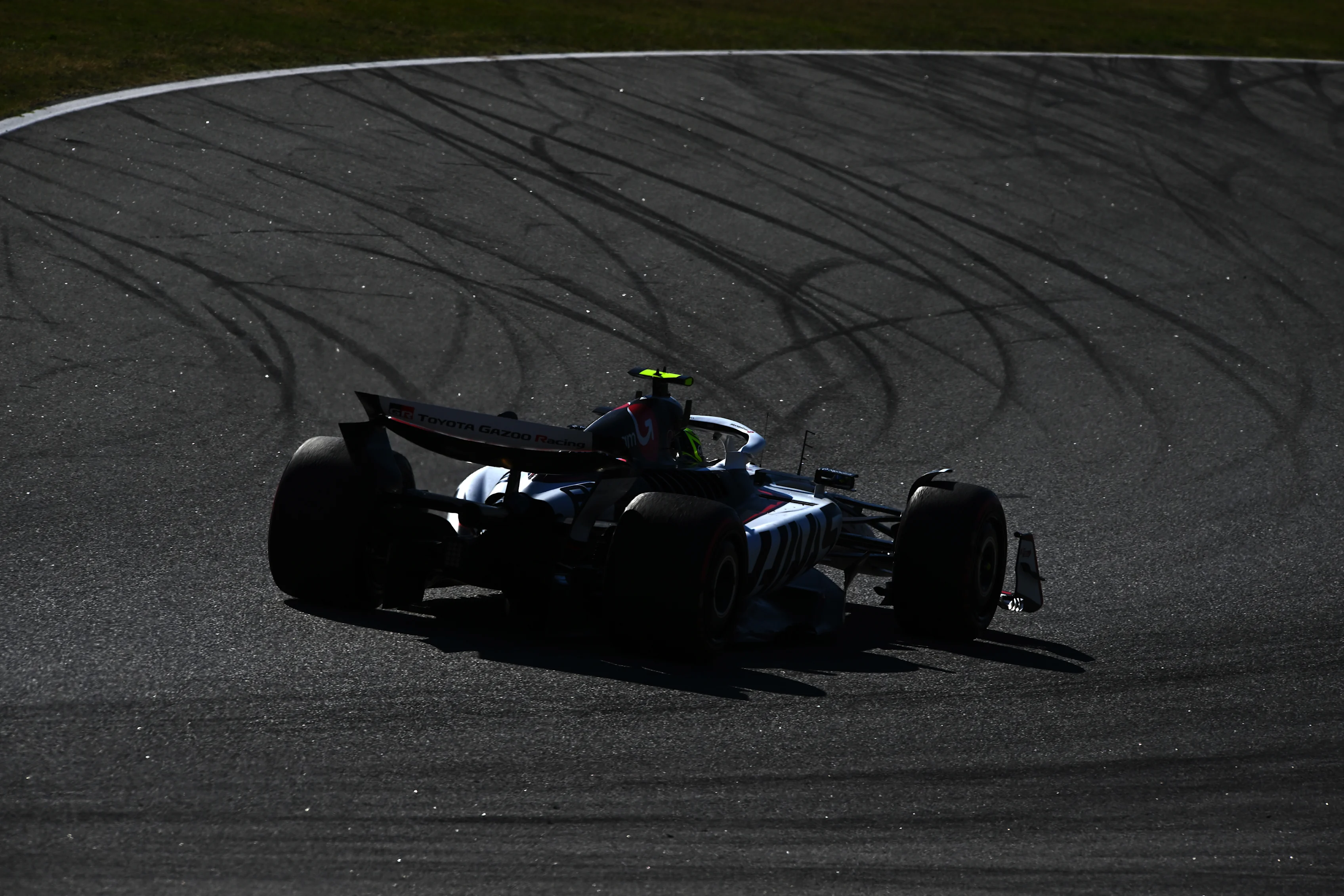 BARCELONA, SPAIN - MAY 30: Oliver Bearman of Great Britain driving the (87) Haas F1 VF-25 Ferrari on track during practice ahead of the F1 Grand Prix of Spain at Circuit de Barcelona-Catalunya on May 30, 2025 in Barcelona, Spain. (Photo by Rudy Carezzevoli/Getty Images)