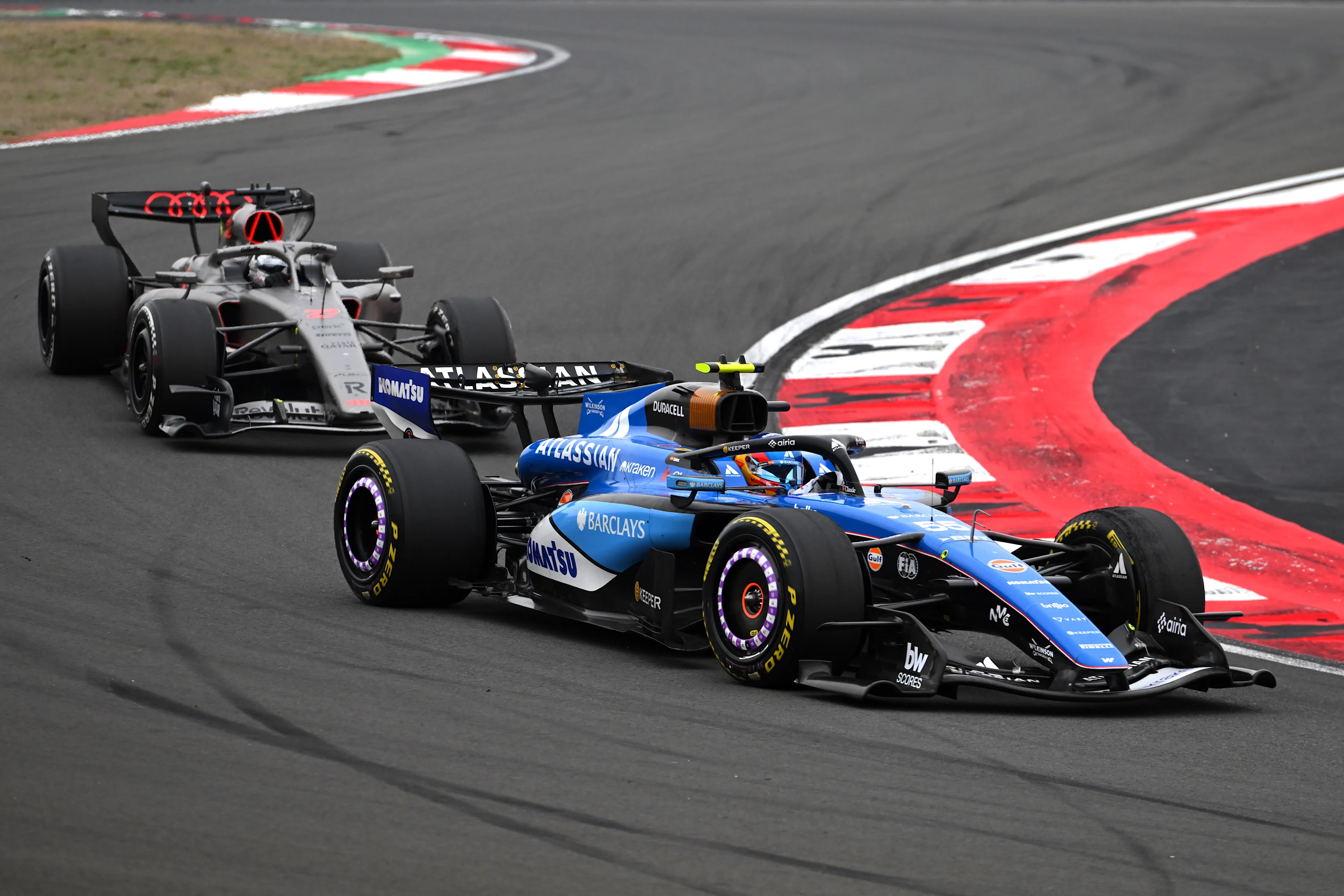 SHANGHÁI, CHINA - 15 DE MARZO: Carlos Sainz de España al volante del (55) Williams FW48 Mercedes lidera la carrera.