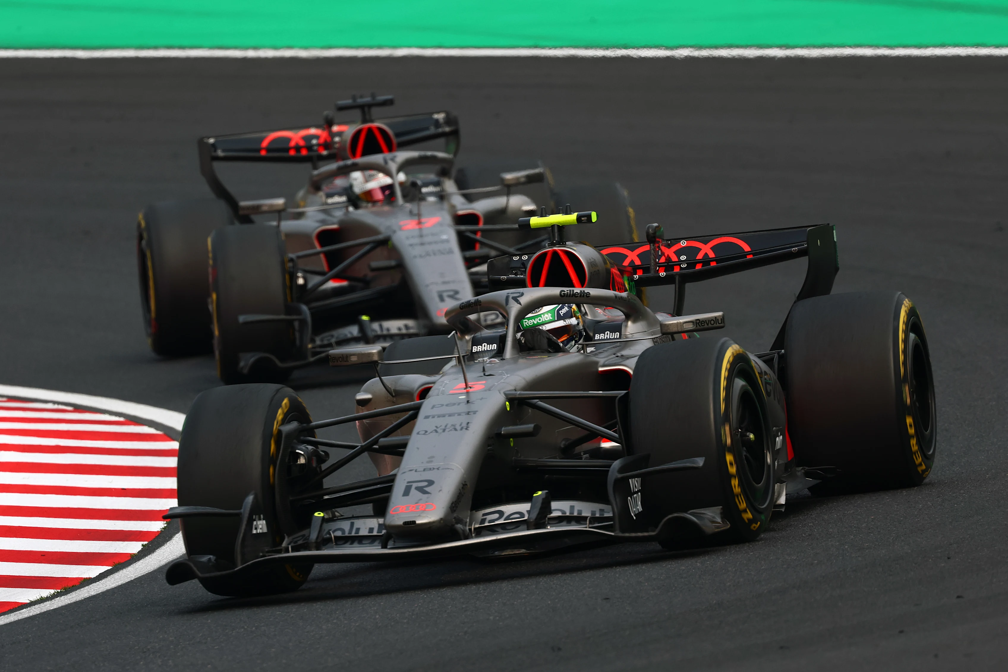 SUZUKA, JAPAN - MARCH 29: Gabriel Bortoleto of Brazil driving the (5) Audi F1 Team R26 leads Nico