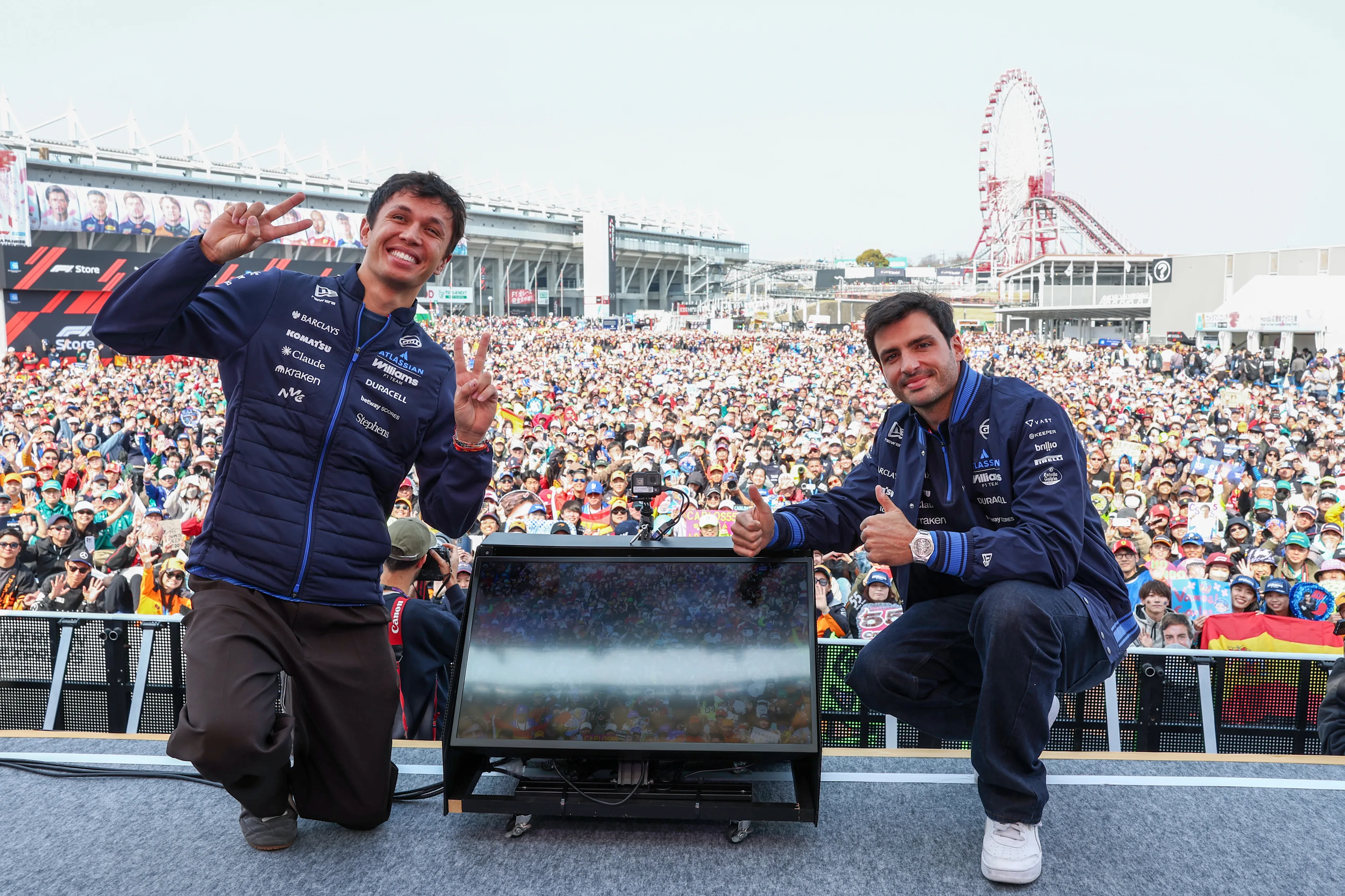 SUZUKA, JAPÓN - 28 DE MARZO: Alexander Albon de Tailandia y Williams y Carlos Sainz de España y