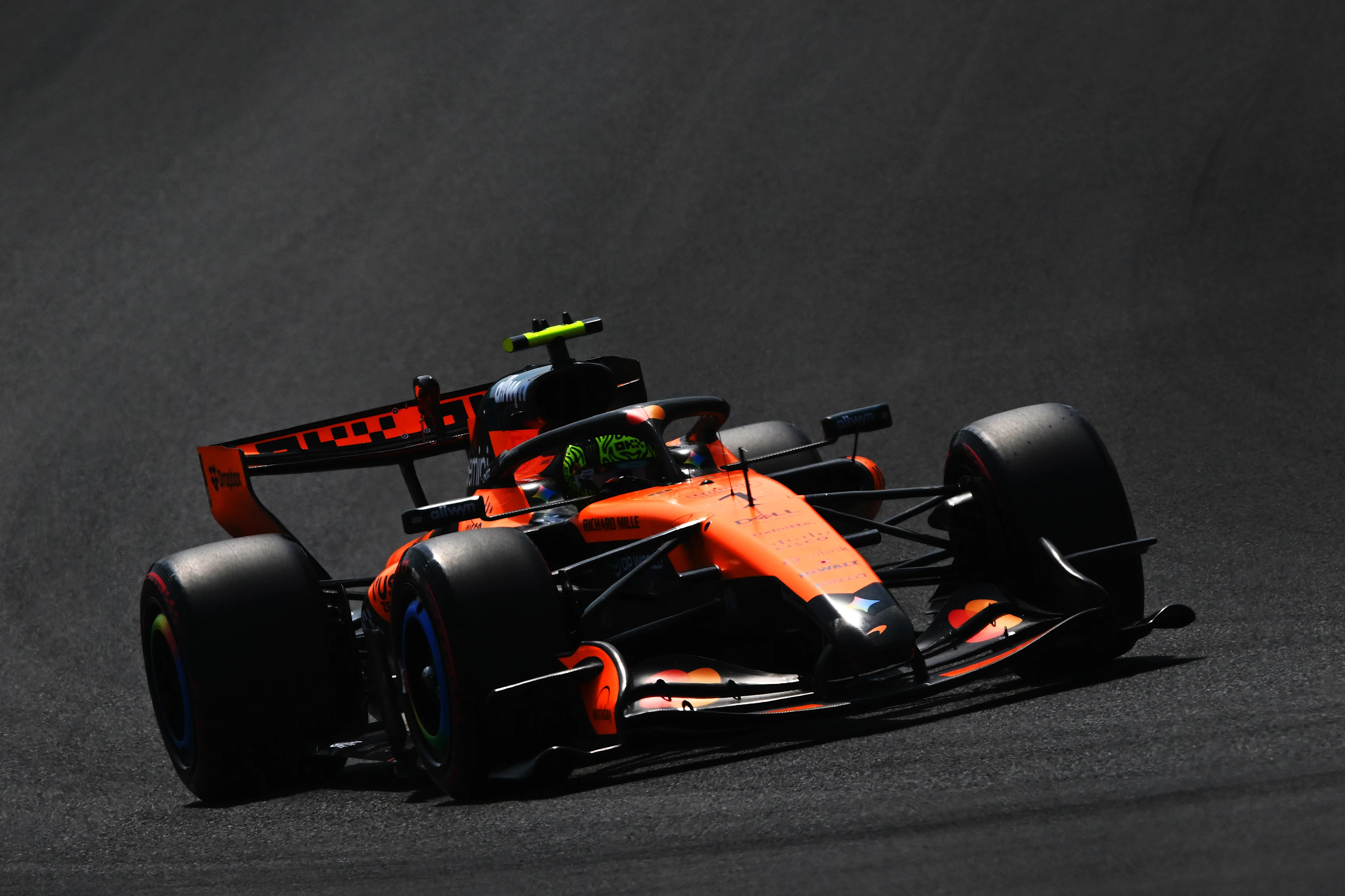 SUZUKA, JAPÓN - 28 DE MARZO: Lando Norris de Gran Bretaña conduciendo el (1) McLaren MCL40 Mercedes en