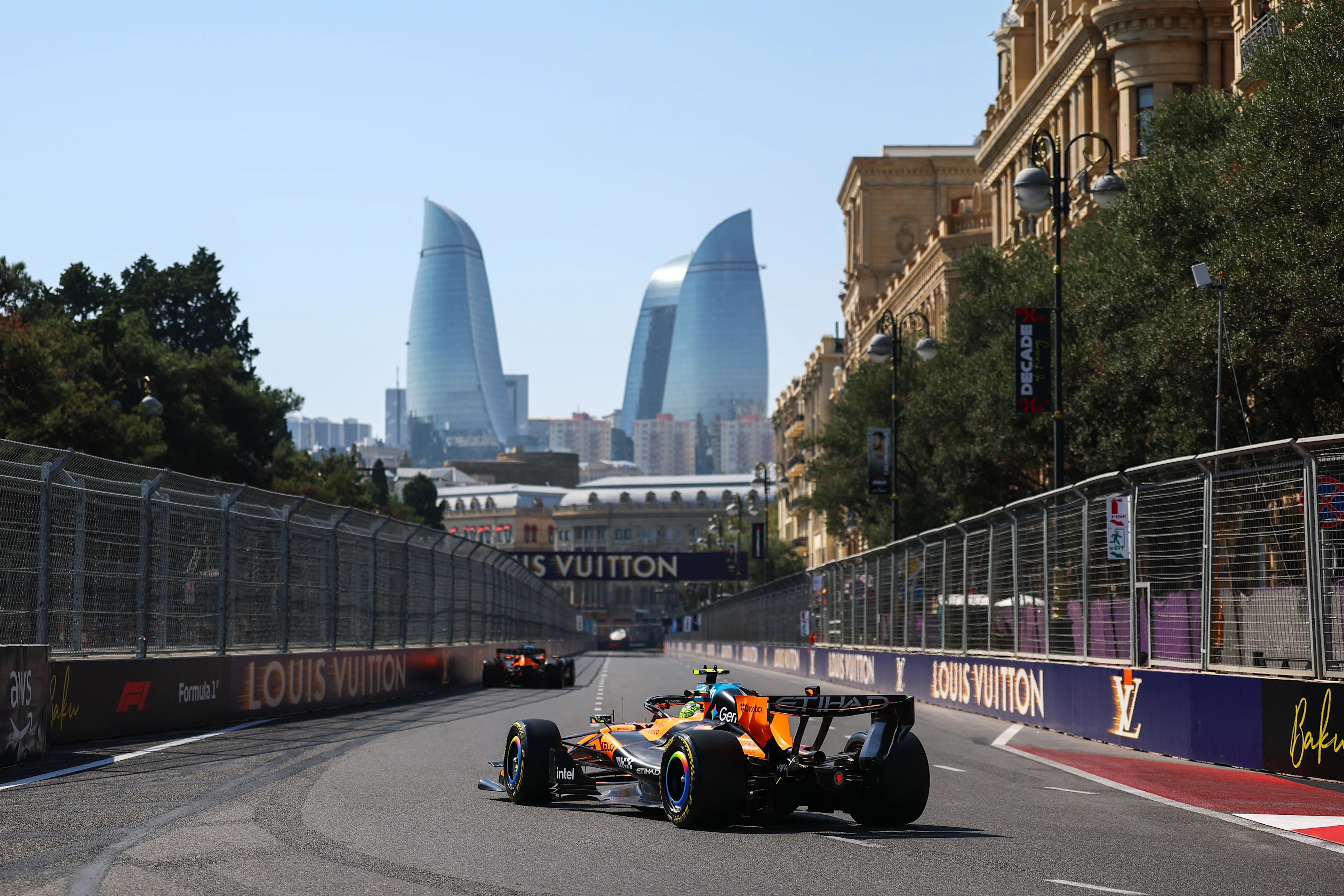 BAKU, AZERBAIJAN - SEPTEMBER 24: Lando Norris of Great Britain driving the (1) McLaren MCL40