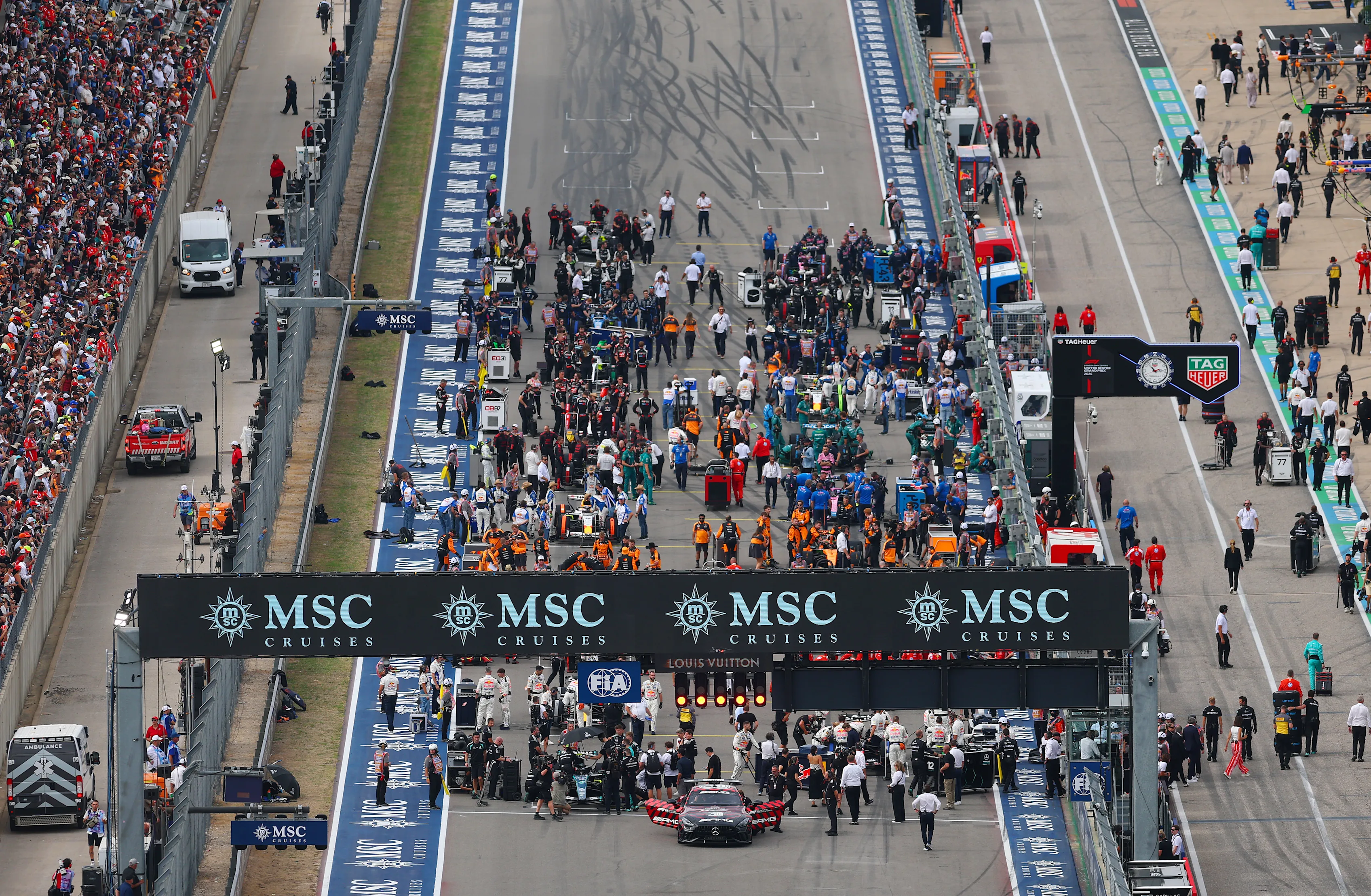AUSTIN, TEXAS - OCTOBER 25: The busy pre race grid during the F1 Grand Prix of United States at