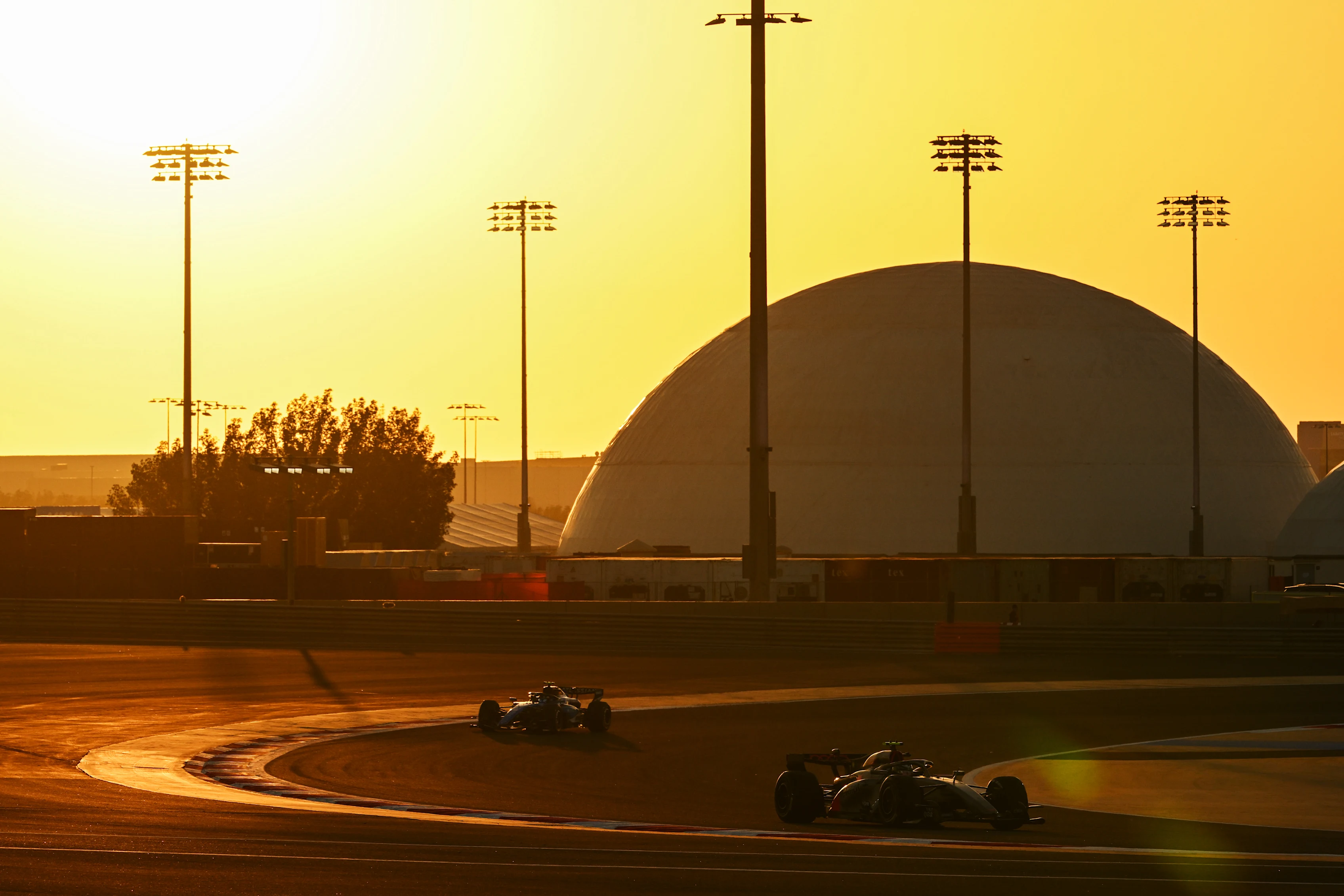 BAHRAIN, BAHRAIN - FEBRUARY 18: Gabriel Bortoleto of Brazil driving the (5) Audi F1 Team R26 leads