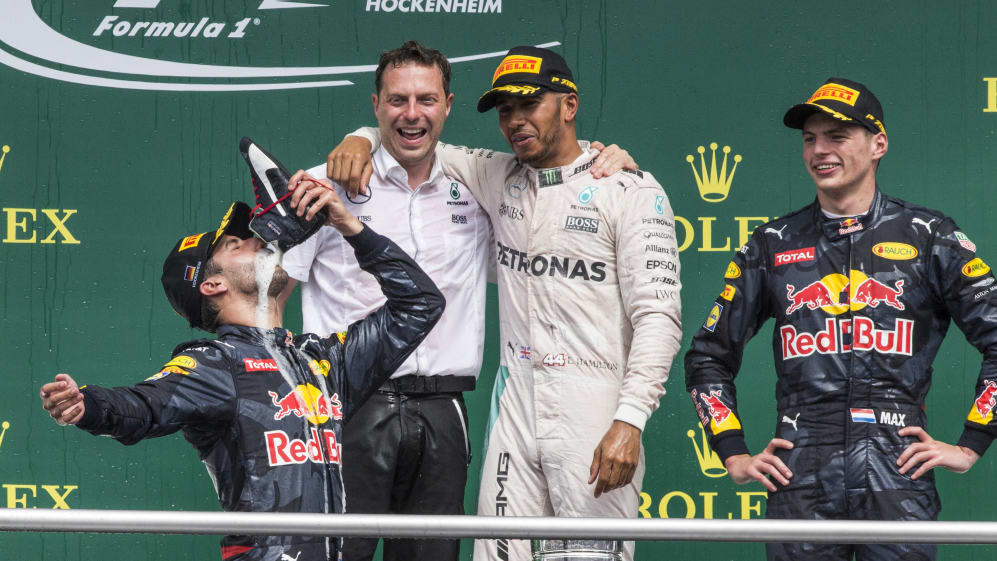 www.sutton-images.com
Lewis Hamilton (GBR) Mercedes AMG F1 and Max Verstappen (NED) Red Bull