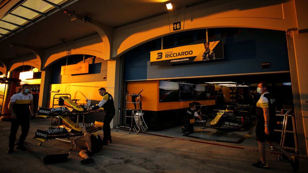 Renault F1 Team pit garages at sunset.
Turkish Grand Prix, Thursday 12th November 2020. Istanbul,