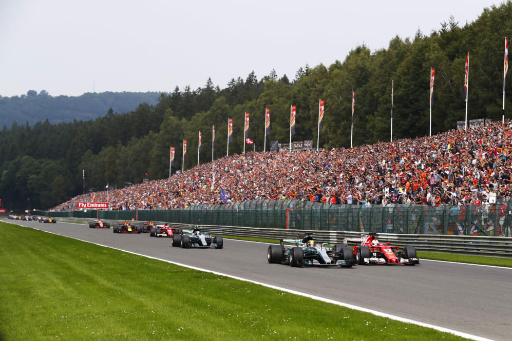 www.sutton-images.com
Lewis Hamilton (GBR) Mercedes-Benz F1 W08 Hybrid and Sebastian Vettel (GER)