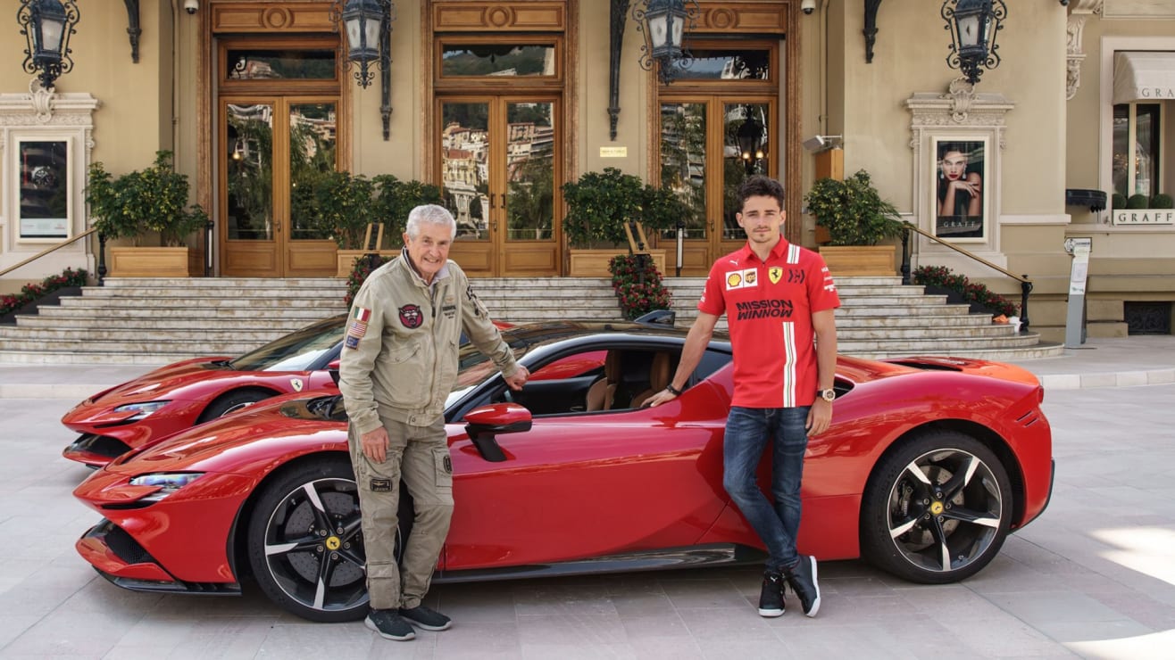 Leclerc reçoit sa Ferrari SF90 en cadeau