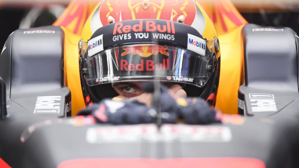 Verstappen flies economy class, like a boss!