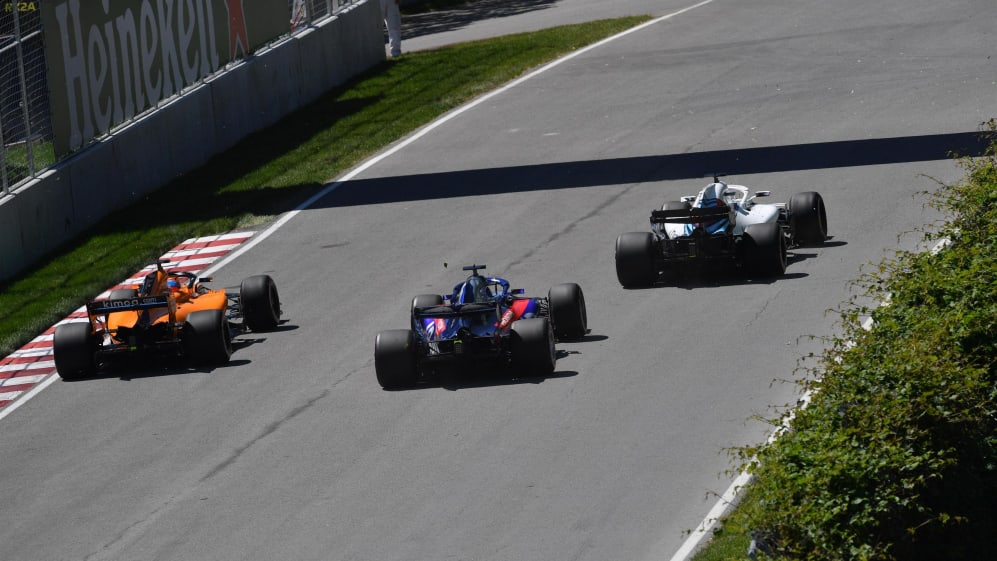 Fernando Alonso (ESP) McLaren MCL33, Brendon Hartley (NZL) Scuderia Toro Rosso STR13 and Lance
