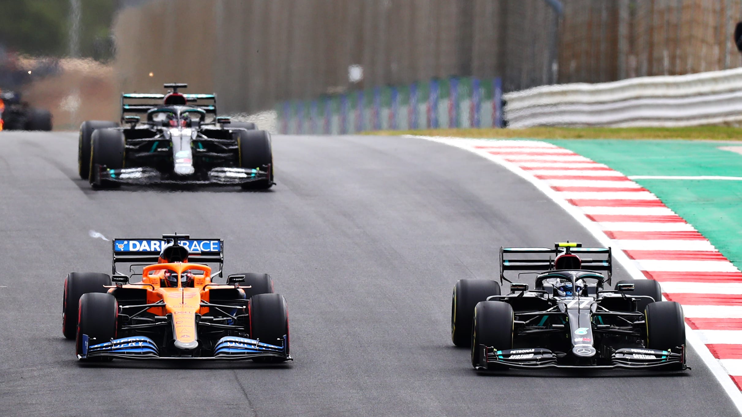 Sainz lidera e Ferrari se destaca no 1º treino do GP de São Paulo