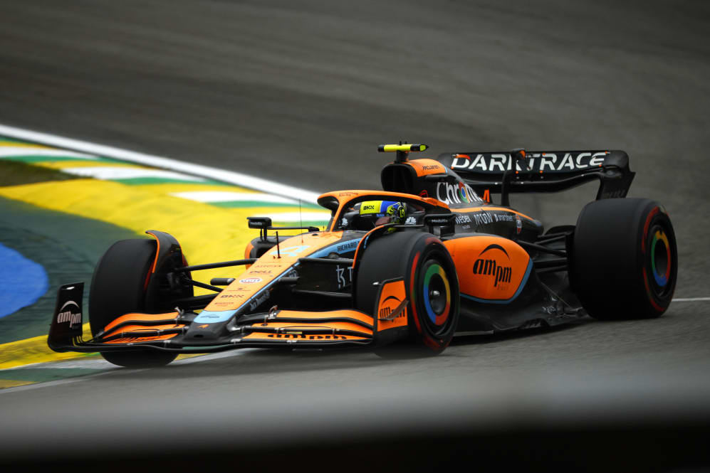 SAO PAULO, BRASIL - 11 DE NOVEMBRO: Lando Norris da Grã-Bretanha dirigindo o (4) McLaren MCL36