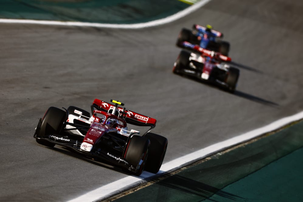 SAO PAULO, BRASIL - 12 DE NOVEMBRO: Zhou Guanyu da China dirigindo o (24) Alfa Romeo F1 C42 Ferrari